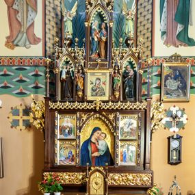 Zdjęcie nr 1: Nastawa ołtarzowa architektoniczna, jednoosiowa, jednokondygnacyjna ze zwieńczeniem, ustawiona na stopniu. Ołtarz prostopadłościenny, drewniany. Antepedium dekorowane trzema płycinami; środkowa w formie wieloliścia z krzyżem w polu. Mensa drewniana, podtrzymywana przez parę kolumn o roślinnych kapitelach. Tabernakulum w formie prostopadłościennej skrzynki, flankowane parą kolumienek na wysokich cokołach podtrzymujących ostrołukową arkadę; na osi kolumn dwa pinakle zwieńczone kwiatonami. Na ściance frontowej drzwiczki ze złoconą płyciną w kształcie stojącego prostokąta, zamkniętego łukiem ostrym z płaskorzeźbionym sercem w polu, obwiedzionym koroną cierniową i promienistą aureolą; dookoła sześć gwiazdek. Na gzymsie tabernakulum płaskorzeźbiona wić roślinna.

Predella ustawiona na niskim cokoliku zdobionym rozetami, powyżej wklęsły wałek oraz płycina w kształcie leżącego prostokąta z rzeźbioną wicią roślinną na czerwonym tle. Nastawa flankowana parą smukłych filarów wspierających wąskie pinakle z kwiatonami i żabkami. Pole główne w formie tryptyku, poszczególne kwatery oddzielone pionowymi płycinami zdobionymi płaskorzeźbioną laską, owiniętą liśćmi stylizowanego akantu. W polu głównym obraz Matki Boskiej z Dzieciątkiem umieszczony w prostokątnej wnęce, zamkniętej łukiem ostrym, podtrzymanym półkolumienkami. W nadłuczach stylizowany astwerk. W lewej kwaterze od dołu obraz przedstawiający Zwiastowanie, powyżej Zaśniecie Matki Boskiej. Z kolei w prawej kwaterze od dołu umieszczony jest obraz „Ofiarowanie Chrystusa”, a wyżej „Wniebowzięcie Najświętszej Marii Panny”. Gzyms kondygnacji ozdobiony jest astwerkiem.

Zwieńczenie trójosiowe, w kształcie trzech ostrołukowych aediculi wspartych zdwojonymi kolumienkami. Pomiędzy osiami podwieszone baldachimy, pod którymi ustawione są na wspornikach dwie rzeźby świętych, z których jeden umieszczony po lewej stronie trzyma księgę, a drugi pióro. Oś środkowa jest znacznie wyższa od bocznych, posadowiona na wysokim cokole, w którym znajduje się wizerunek Matki Boskiej Nieustającej Pomocy, flankowany pilastrami i ze szczytem w formie małego kwiatonu. Powyżej aedicula z głęboką wnęką, w której umieszczone są rzeźby św. Elżbiety i Matki Boskiej przedstawiające scenę Nawiedzenia. Całość zwieńczona dwukondygnacyjnym szczytem z pinaklami, kwiatonami i żabkami. W osi bocznej, lewej w głębokiej wnęce umieszczona jest figura św. Antoniego Padewskiego, a po prawej stronie zwieńczenia figura świętego w stroju  redemptorysty (być może św. Alfons Maria Liguori). Na osi bocznych partii zwieńczenia znajdują sie wsporniki z figurami aniołów. Struktura w odcieniu naturalnego drewna; ornamentyka i profile złocone, detale polichromowane.

