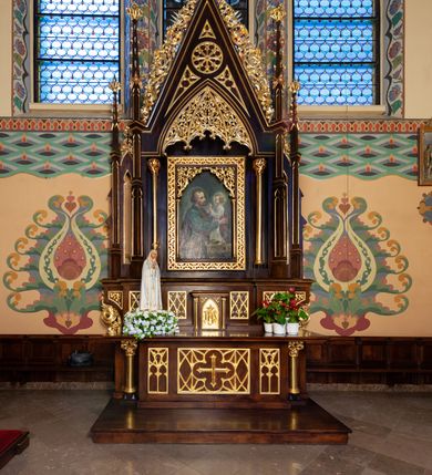 Zdjęcie nr 13: Na dekorację malarską kościoła w Mszanie Dolnej składają się przedstawienia figuralne oraz ornamenty roślinne i fantazyjne. Polichromia ścienna prezbiterium jest bogato dekorowana motywami roślinno-fantazyjnymi. Ościeża okien na ścianie wschodniej zdobią kwiaty chabru, a powyżej na sklepieniu umieszczona jest fantazyjna, promienista gloria z językami ognia, spośród której z szarych obłoków w kształcie płomyków wyłania się Manus Dei. Naroża przęsła malowane są na czarno ze złoconymi falami. Na ścianie północnej prezbiterium w ostrołukowej arkadzie znajduje się przedstawienie Ofiary Melchizedeka, a po przeciwnej stronie Ofiary Abrahama. Całość dopełniają na ościeżach i pozostałych partiach ścian motywy kwiatowe i fantazyjne z przewagą kwiatów chabru i stylizowanych pąków. Tło ścian jest w kolorze beżowym, sklepienie w drugim przęśle prezbiterium malowane jest na niebiesko z analogiczną jak w części wschodniej malowaną promienistą glorią z językami ognia. 

Wschodnia ściana arkady tęczowej podzielona jest na dwie strefy. Dolna część malowana jest na kolor żółty, a w ostrołukowych płycinach umieszczone są dwie sceny: Chrzest Chrystusa po lewej stronie i Kazanie na Górze po prawej stronie. W górnej partii po obu stronach arkady na tle malowanym w kolorze zgaszonego fioletu ukazane są postacie dwunastu aniołów z kwiatami, świecami i kadzielnicami w dłoniach. Na szczycie arkady znajduje się przedstawienie Baranka Bożego, z którego piersi tryska do stojącego obok kielicha krew. Naroża przęsła malowane są na czarno ze złoconymi falami. 

W północnym ramieniu transeptu na ścianie wschodniej umieszczona jest scena Zwiastowania, a po bokach św. Jadwiga Królowa i św. Kinga. Na przeciwnej ścianie znajduje się uskrzydlona główka aniołka podtrzymująca fantazyjny kartusz z napisem: „A SŁOWO / STAŁO SIĘ / CIAŁEM”. W południowym ramieniu transeptu na ścianie wschodniej w ostrołukowej płycinie umieszczone jest przedstawienie św. Józefa z Dzieciątkiem, a po bokach ściany św. Wojciech po lewej stronie i św. Stanisław z Piotrowinem po prawej stronie. Po przeciwnej stronie kaplicy słowa „BĄDŹ WOLA TWOJA” otoczone kwiatami polnego ostu.

Sklepienie na skrzyżowaniu nawy głównej z transeptem pokryte jest złoconymi gwiazdami na niebieskim tle. W centrum umieszczona jest bordowo-niebieska promienista gloria, w środku której na złoconym tle znajują się hierogramy, a na obrzeżach banderole z napisami: „VINCES”, „IN HOC SIGNO”, „VINCES”, „IN HOC SIGNO”. Żebra sklepienie malowane są w pasy w kolorze czerwonym, czarnym i złotym, a na brzegach zdobione fantazyjną, drobną dekoracją.

Nawa główna podzielona jest na dwie strefy. W dolnej na beżowym tle w każdym przęśle nawy znajduje się fantazyjny bukiet kwiatów. Strefy oddzielone są od siebie szerokim pasem w kolorze zgaszonego fioletu, ozdobionego rzędem naprzemiennie białych i żółtych czteropłatkowych kwiatów na ulistnionych gałązkach. W górnej strefie na beżowym tle umieszczone są postacie świętych opatrzone podpisami. Na ścianie północnej od zachodu: „ŚW(IĘTA BARBARA”, „BŁ(OGOSŁAWIONA) SALOMEA”, „ŚW(IĘTA) KATARZYNA” i „BŁ(OGOSŁAWIONA) BRONISŁAWA”. Na ścianie południowej od zachodu: ŚW(IĘTY) ST(ANISŁAW) KOSTKA”, „ŚW(IĘTY) JAN KANTY”, „ŚW(IĘTY) KAZIMIERZ” i „ŚW(IĘTY) FLORIAN”. Ościeża okien w nawie głównej zdobi geometryczna siatka w kolorze zielono-pomarańczowym, a dookoła kwiaty łubinu i bazie. Z kolei przyścienne kolumny, ostrołukowe profilowane przejścia transeptu i nawy głównej zdobią słoneczniki, trójlistne koniczyny oraz pawie oczka.  Dekoracja ornamentalna sklepień w nawie głównej jest podobna, jak w poprzednio opisanych częściach świątyni. 

Na chórze znajduje się przedstawienia św. Franciszka z Asyżu po lewej stronie i św. Cecylii po prawej, a pośrodku słowa „UWIELBIAJ DUSZO MOJA PANA” w fantazyjnej glorii. 
