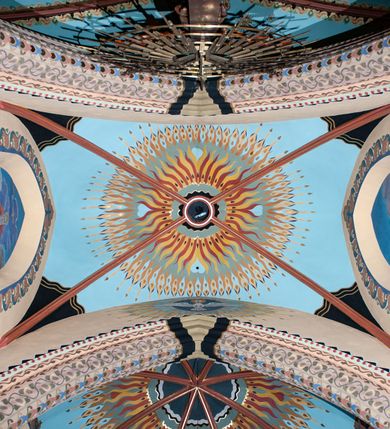 Zdjęcie nr 4: Na dekorację malarską kościoła w Mszanie Dolnej składają się przedstawienia figuralne oraz ornamenty roślinne i fantazyjne. Polichromia ścienna prezbiterium jest bogato dekorowana motywami roślinno-fantazyjnymi. Ościeża okien na ścianie wschodniej zdobią kwiaty chabru, a powyżej na sklepieniu umieszczona jest fantazyjna, promienista gloria z językami ognia, spośród której z szarych obłoków w kształcie płomyków wyłania się Manus Dei. Naroża przęsła malowane są na czarno ze złoconymi falami. Na ścianie północnej prezbiterium w ostrołukowej arkadzie znajduje się przedstawienie Ofiary Melchizedeka, a po przeciwnej stronie Ofiary Abrahama. Całość dopełniają na ościeżach i pozostałych partiach ścian motywy kwiatowe i fantazyjne z przewagą kwiatów chabru i stylizowanych pąków. Tło ścian jest w kolorze beżowym, sklepienie w drugim przęśle prezbiterium malowane jest na niebiesko z analogiczną jak w części wschodniej malowaną promienistą glorią z językami ognia. 

Wschodnia ściana arkady tęczowej podzielona jest na dwie strefy. Dolna część malowana jest na kolor żółty, a w ostrołukowych płycinach umieszczone są dwie sceny: Chrzest Chrystusa po lewej stronie i Kazanie na Górze po prawej stronie. W górnej partii po obu stronach arkady na tle malowanym w kolorze zgaszonego fioletu ukazane są postacie dwunastu aniołów z kwiatami, świecami i kadzielnicami w dłoniach. Na szczycie arkady znajduje się przedstawienie Baranka Bożego, z którego piersi tryska do stojącego obok kielicha krew. Naroża przęsła malowane są na czarno ze złoconymi falami. 

W północnym ramieniu transeptu na ścianie wschodniej umieszczona jest scena Zwiastowania, a po bokach św. Jadwiga Królowa i św. Kinga. Na przeciwnej ścianie znajduje się uskrzydlona główka aniołka podtrzymująca fantazyjny kartusz z napisem: „A SŁOWO / STAŁO SIĘ / CIAŁEM”. W południowym ramieniu transeptu na ścianie wschodniej w ostrołukowej płycinie umieszczone jest przedstawienie św. Józefa z Dzieciątkiem, a po bokach ściany św. Wojciech po lewej stronie i św. Stanisław z Piotrowinem po prawej stronie. Po przeciwnej stronie kaplicy słowa „BĄDŹ WOLA TWOJA” otoczone kwiatami polnego ostu.

Sklepienie na skrzyżowaniu nawy głównej z transeptem pokryte jest złoconymi gwiazdami na niebieskim tle. W centrum umieszczona jest bordowo-niebieska promienista gloria, w środku której na złoconym tle znajują się hierogramy, a na obrzeżach banderole z napisami: „VINCES”, „IN HOC SIGNO”, „VINCES”, „IN HOC SIGNO”. Żebra sklepienie malowane są w pasy w kolorze czerwonym, czarnym i złotym, a na brzegach zdobione fantazyjną, drobną dekoracją.

Nawa główna podzielona jest na dwie strefy. W dolnej na beżowym tle w każdym przęśle nawy znajduje się fantazyjny bukiet kwiatów. Strefy oddzielone są od siebie szerokim pasem w kolorze zgaszonego fioletu, ozdobionego rzędem naprzemiennie białych i żółtych czteropłatkowych kwiatów na ulistnionych gałązkach. W górnej strefie na beżowym tle umieszczone są postacie świętych opatrzone podpisami. Na ścianie północnej od zachodu: „ŚW(IĘTA BARBARA”, „BŁ(OGOSŁAWIONA) SALOMEA”, „ŚW(IĘTA) KATARZYNA” i „BŁ(OGOSŁAWIONA) BRONISŁAWA”. Na ścianie południowej od zachodu: ŚW(IĘTY) ST(ANISŁAW) KOSTKA”, „ŚW(IĘTY) JAN KANTY”, „ŚW(IĘTY) KAZIMIERZ” i „ŚW(IĘTY) FLORIAN”. Ościeża okien w nawie głównej zdobi geometryczna siatka w kolorze zielono-pomarańczowym, a dookoła kwiaty łubinu i bazie. Z kolei przyścienne kolumny, ostrołukowe profilowane przejścia transeptu i nawy głównej zdobią słoneczniki, trójlistne koniczyny oraz pawie oczka.  Dekoracja ornamentalna sklepień w nawie głównej jest podobna, jak w poprzednio opisanych częściach świątyni. 

Na chórze znajduje się przedstawienia św. Franciszka z Asyżu po lewej stronie i św. Cecylii po prawej, a pośrodku słowa „UWIELBIAJ DUSZO MOJA PANA” w fantazyjnej glorii. 
