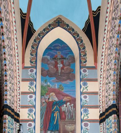 Zdjęcie nr 11: Na dekorację malarską kościoła w Mszanie Dolnej składają się przedstawienia figuralne oraz ornamenty roślinne i fantazyjne. Polichromia ścienna prezbiterium jest bogato dekorowana motywami roślinno-fantazyjnymi. Ościeża okien na ścianie wschodniej zdobią kwiaty chabru, a powyżej na sklepieniu umieszczona jest fantazyjna, promienista gloria z językami ognia, spośród której z szarych obłoków w kształcie płomyków wyłania się Manus Dei. Naroża przęsła malowane są na czarno ze złoconymi falami. Na ścianie północnej prezbiterium w ostrołukowej arkadzie znajduje się przedstawienie Ofiary Melchizedeka, a po przeciwnej stronie Ofiary Abrahama. Całość dopełniają na ościeżach i pozostałych partiach ścian motywy kwiatowe i fantazyjne z przewagą kwiatów chabru i stylizowanych pąków. Tło ścian jest w kolorze beżowym, sklepienie w drugim przęśle prezbiterium malowane jest na niebiesko z analogiczną jak w części wschodniej malowaną promienistą glorią z językami ognia. 

Wschodnia ściana arkady tęczowej podzielona jest na dwie strefy. Dolna część malowana jest na kolor żółty, a w ostrołukowych płycinach umieszczone są dwie sceny: Chrzest Chrystusa po lewej stronie i Kazanie na Górze po prawej stronie. W górnej partii po obu stronach arkady na tle malowanym w kolorze zgaszonego fioletu ukazane są postacie dwunastu aniołów z kwiatami, świecami i kadzielnicami w dłoniach. Na szczycie arkady znajduje się przedstawienie Baranka Bożego, z którego piersi tryska do stojącego obok kielicha krew. Naroża przęsła malowane są na czarno ze złoconymi falami. 

W północnym ramieniu transeptu na ścianie wschodniej umieszczona jest scena Zwiastowania, a po bokach św. Jadwiga Królowa i św. Kinga. Na przeciwnej ścianie znajduje się uskrzydlona główka aniołka podtrzymująca fantazyjny kartusz z napisem: „A SŁOWO / STAŁO SIĘ / CIAŁEM”. W południowym ramieniu transeptu na ścianie wschodniej w ostrołukowej płycinie umieszczone jest przedstawienie św. Józefa z Dzieciątkiem, a po bokach ściany św. Wojciech po lewej stronie i św. Stanisław z Piotrowinem po prawej stronie. Po przeciwnej stronie kaplicy słowa „BĄDŹ WOLA TWOJA” otoczone kwiatami polnego ostu.

Sklepienie na skrzyżowaniu nawy głównej z transeptem pokryte jest złoconymi gwiazdami na niebieskim tle. W centrum umieszczona jest bordowo-niebieska promienista gloria, w środku której na złoconym tle znajują się hierogramy, a na obrzeżach banderole z napisami: „VINCES”, „IN HOC SIGNO”, „VINCES”, „IN HOC SIGNO”. Żebra sklepienie malowane są w pasy w kolorze czerwonym, czarnym i złotym, a na brzegach zdobione fantazyjną, drobną dekoracją.

Nawa główna podzielona jest na dwie strefy. W dolnej na beżowym tle w każdym przęśle nawy znajduje się fantazyjny bukiet kwiatów. Strefy oddzielone są od siebie szerokim pasem w kolorze zgaszonego fioletu, ozdobionego rzędem naprzemiennie białych i żółtych czteropłatkowych kwiatów na ulistnionych gałązkach. W górnej strefie na beżowym tle umieszczone są postacie świętych opatrzone podpisami. Na ścianie północnej od zachodu: „ŚW(IĘTA BARBARA”, „BŁ(OGOSŁAWIONA) SALOMEA”, „ŚW(IĘTA) KATARZYNA” i „BŁ(OGOSŁAWIONA) BRONISŁAWA”. Na ścianie południowej od zachodu: ŚW(IĘTY) ST(ANISŁAW) KOSTKA”, „ŚW(IĘTY) JAN KANTY”, „ŚW(IĘTY) KAZIMIERZ” i „ŚW(IĘTY) FLORIAN”. Ościeża okien w nawie głównej zdobi geometryczna siatka w kolorze zielono-pomarańczowym, a dookoła kwiaty łubinu i bazie. Z kolei przyścienne kolumny, ostrołukowe profilowane przejścia transeptu i nawy głównej zdobią słoneczniki, trójlistne koniczyny oraz pawie oczka.  Dekoracja ornamentalna sklepień w nawie głównej jest podobna, jak w poprzednio opisanych częściach świątyni. 

Na chórze znajduje się przedstawienia św. Franciszka z Asyżu po lewej stronie i św. Cecylii po prawej, a pośrodku słowa „UWIELBIAJ DUSZO MOJA PANA” w fantazyjnej glorii. 
