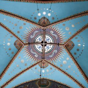 Zdjęcie nr 1: Na dekorację malarską kościoła w Mszanie Dolnej składają się przedstawienia figuralne oraz ornamenty roślinne i fantazyjne. Polichromia ścienna prezbiterium jest bogato dekorowana motywami roślinno-fantazyjnymi. Ościeża okien na ścianie wschodniej zdobią kwiaty chabru, a powyżej na sklepieniu umieszczona jest fantazyjna, promienista gloria z językami ognia, spośród której z szarych obłoków w kształcie płomyków wyłania się Manus Dei. Naroża przęsła malowane są na czarno ze złoconymi falami. Na ścianie północnej prezbiterium w ostrołukowej arkadzie znajduje się przedstawienie Ofiary Melchizedeka, a po przeciwnej stronie Ofiary Abrahama. Całość dopełniają na ościeżach i pozostałych partiach ścian motywy kwiatowe i fantazyjne z przewagą kwiatów chabru i stylizowanych pąków. Tło ścian jest w kolorze beżowym, sklepienie w drugim przęśle prezbiterium malowane jest na niebiesko z analogiczną jak w części wschodniej malowaną promienistą glorią z językami ognia. 

Wschodnia ściana arkady tęczowej podzielona jest na dwie strefy. Dolna część malowana jest na kolor żółty, a w ostrołukowych płycinach umieszczone są dwie sceny: Chrzest Chrystusa po lewej stronie i Kazanie na Górze po prawej stronie. W górnej partii po obu stronach arkady na tle malowanym w kolorze zgaszonego fioletu ukazane są postacie dwunastu aniołów z kwiatami, świecami i kadzielnicami w dłoniach. Na szczycie arkady znajduje się przedstawienie Baranka Bożego, z którego piersi tryska do stojącego obok kielicha krew. Naroża przęsła malowane są na czarno ze złoconymi falami. 

W północnym ramieniu transeptu na ścianie wschodniej umieszczona jest scena Zwiastowania, a po bokach św. Jadwiga Królowa i św. Kinga. Na przeciwnej ścianie znajduje się uskrzydlona główka aniołka podtrzymująca fantazyjny kartusz z napisem: „A SŁOWO / STAŁO SIĘ / CIAŁEM”. W południowym ramieniu transeptu na ścianie wschodniej w ostrołukowej płycinie umieszczone jest przedstawienie św. Józefa z Dzieciątkiem, a po bokach ściany św. Wojciech po lewej stronie i św. Stanisław z Piotrowinem po prawej stronie. Po przeciwnej stronie kaplicy słowa „BĄDŹ WOLA TWOJA” otoczone kwiatami polnego ostu.

Sklepienie na skrzyżowaniu nawy głównej z transeptem pokryte jest złoconymi gwiazdami na niebieskim tle. W centrum umieszczona jest bordowo-niebieska promienista gloria, w środku której na złoconym tle znajują się hierogramy, a na obrzeżach banderole z napisami: „VINCES”, „IN HOC SIGNO”, „VINCES”, „IN HOC SIGNO”. Żebra sklepienie malowane są w pasy w kolorze czerwonym, czarnym i złotym, a na brzegach zdobione fantazyjną, drobną dekoracją.

Nawa główna podzielona jest na dwie strefy. W dolnej na beżowym tle w każdym przęśle nawy znajduje się fantazyjny bukiet kwiatów. Strefy oddzielone są od siebie szerokim pasem w kolorze zgaszonego fioletu, ozdobionego rzędem naprzemiennie białych i żółtych czteropłatkowych kwiatów na ulistnionych gałązkach. W górnej strefie na beżowym tle umieszczone są postacie świętych opatrzone podpisami. Na ścianie północnej od zachodu: „ŚW(IĘTA BARBARA”, „BŁ(OGOSŁAWIONA) SALOMEA”, „ŚW(IĘTA) KATARZYNA” i „BŁ(OGOSŁAWIONA) BRONISŁAWA”. Na ścianie południowej od zachodu: ŚW(IĘTY) ST(ANISŁAW) KOSTKA”, „ŚW(IĘTY) JAN KANTY”, „ŚW(IĘTY) KAZIMIERZ” i „ŚW(IĘTY) FLORIAN”. Ościeża okien w nawie głównej zdobi geometryczna siatka w kolorze zielono-pomarańczowym, a dookoła kwiaty łubinu i bazie. Z kolei przyścienne kolumny, ostrołukowe profilowane przejścia transeptu i nawy głównej zdobią słoneczniki, trójlistne koniczyny oraz pawie oczka.  Dekoracja ornamentalna sklepień w nawie głównej jest podobna, jak w poprzednio opisanych częściach świątyni. 

Na chórze znajduje się przedstawienia św. Franciszka z Asyżu po lewej stronie i św. Cecylii po prawej, a pośrodku słowa „UWIELBIAJ DUSZO MOJA PANA” w fantazyjnej glorii. 
