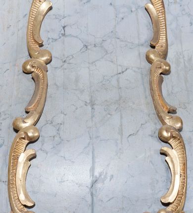 Zdjęcie nr 4: Ambona, przyścienna, wisząca, z jednobiegowymi schodami od strony prezbiterium. Balustrada dekorowana romboidalną płyciną z dekoracją z ornamentu rocaille’owego i akantowego. Poręcz w formie profilowanego gzymsu. Kosz na planie odcinka koła, ściany kosza wypukłe, podzielone wolutami, w polach płyciny wypełnione dekoracją w formie zbliżonej do owalu utworzonego z ornamentu rocaille’owego. Parapet w kształcie profilowanego gzymsu, wyłamanego na osi wolut. Kosz od dołu zakończony stożkiem ujętym czterema wolutami w formie karbowanej wstęgi, dekorowany motywem roślinnym, zakończony szyszką. Zaplecek wklęsły, flankowany spływami wolutowymi oraz udrapowaną tkaniną. W polu prostokątna płycina, powyżej płaskorzeźbione tablice mojżeszowe na obłoku. Baldachim powielający plan kosza, z wyłamującym się gzymsem na osiach, z podwieszonym lambrekinem, zwężający się ku górze, zwieńczony rokokowym wazonem z płomieniem. W podniebiu baldachimu rzeźbiona gołębica Ducha Świętego w glorii promienistej. Struktura marmoryzowana w kolorze jasnoniebieskim, profile w jasnoróżowym, dekoracje złocone i srebrzone.