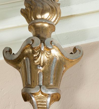 Zdjęcie nr 4: Grupa rzeźbiarska przedstawiająca scenę Chrztu Chrystusa. Rzeźby pełne, całopostaciowe. Po prawej stronie, na blikach skalnych św. Jan Chrzciciel zwrócony w prawo, z prawą nogą ustawioną wyżej, z uniesioną prawą ręką, w której trzyma muszlę z wodą, którą wylewa nad głową Chrystusa. Twarz ma pociągłą, szczupłą, okoloną krótką brodą, włosy półdługie, opadające na kark. Ubrany w osłaniający biodra płaszcz ze skóry, podtrzymywany przez taśmę przewiązaną przez lewe ramię. Po przeciwnej stronie figura Chrystusa zwróconego w trzech czwartych w lewo, w kontrapoście, delikatnie pochylonego z dłońmi skrzyżowanymi na piersi. Twarz pociągła, okolona krótką brodą, włosy długie, opadające na plecy. Na ramiona ma zarzucony płaszcz, biodra przepasane drapowaną tkaniną sięgającą kostek, tors nagi. W tle dużej wielkości gołębica Ducha Świętego na tle glorii promienistej. W odsłoniętych partiach ciała polichromia naturalistyczna, szaty złocone. 