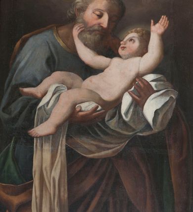 Zdjęcie nr 3: Nastawa ołtarzowa wklęsła, przyjmująca kształt wnęki; jednoosiowa, jednokondygnacyjna ze zwieńczeniem, na podwójnym cokole. Mensa sarkofagowa, wklęsło-wypukła, zwężająca się ku dołowi, ustawiona na dwóch stopniach. Drewniana z marmurowym portatylem z napisem na odwrocie „Anno Domini MDCCCXCIX Die 1. Augusti / Celsissimus ac Reverendissimus Dominus / JOANNES KNIAŹ DE KOZIELSKO / PUZYNA / Princeps Episcopus Cracoviensis altare hoc portatile / consecravit Reliquiasque SS. Cordulae et Rogatae Mill inclusit / Th. Bukowski / Vice custos […]”. Na mensie ustawiono tron wystawienia w formie sześcianu o wypukłej ścianie frontowej, ujęty pilastrami o trzonach w formie wolut, posadowionymi na cokołach. Podpory dźwigają gzyms, wyłamany pośrodku na kształt łuku odcinkowego. Wnęka obrotowa, ujęta ramą w formie wałka, flankowana płaskorzeźbionymi kłosami zbóż; we wnęce ikona Matki Boskiej Nieustającej Pomocy. Całość zwieńczona profilowanym cokołem z przedstawieniem rzeźbionego, leżącego na księdze z pieczęciami Baranka Eucharystycznego w glorii. Pierwsza kondygnacja nastawy ujęta jest ukazanymi na tle pilastrów dwiema parami kompozytowych kolumn, ustawionych w jednej linii; wewnętrzna para pod kątem. Podpory dźwigają pełne belkowanie, delikatnie wyłamane na ich osiach. W polu środkowym obraz z przedstawieniem św. Józefa, w profilowanej ramie w formie stojącego prostokąta; flankowany przez ustawione na niewielkich konsolkach figury św. Cyryla i św. Metodego. Na gzymsie płaskorzeźbione Oko Opatrzności w glorii promienistej, z obłokiem i parą uskrzydlonych główek anielskich. Zwieńczenie w formie czterech kabłąków podtrzymujących diadem zdobiony lambrekinem, ze spływającą po bokach draperią; powyżej cztery kabłąki z gorejącym sercem pośrodku. Cokoły zdobione płycinami z motywem rozet; w jednej trzeciej wysokości trzonów kolumn pierścienie. W przyłuczach ornament roślinny. Fryz zdobiony rozetami. Struktura marmoryzowana, w odcieniach jasnego różu i szarości; ornamentyka i detale złocone i srebrzone.