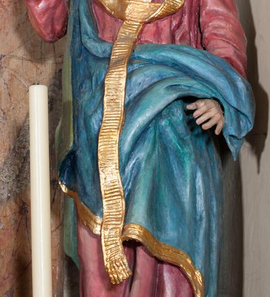 Zdjęcie nr 4: Nastawa ołtarzowa wklęsła, przyjmująca kształt wnęki; jednoosiowa, jednokondygnacyjna ze zwieńczeniem, na podwójnym cokole. Mensa sarkofagowa, wklęsło-wypukła, zwężająca się ku dołowi, ustawiona na dwóch stopniach. Drewniana z marmurowym portatylem z napisem na odwrocie „Anno Domini MDCCCXCIX Die 1. Augusti / Celsissimus ac Reverendissimus Dominus / JOANNES KNIAŹ DE KOZIELSKO / PUZYNA / Princeps Episcopus Cracoviensis altare hoc portatile / consecravit Reliquiasque SS. Cordulae et Rogatae Mill inclusit / Th. Bukowski / Vice custos […]”. Na mensie ustawiono tron wystawienia w formie sześcianu o wypukłej ścianie frontowej, ujęty pilastrami o trzonach w formie wolut, posadowionymi na cokołach. Podpory dźwigają gzyms, wyłamany pośrodku na kształt łuku odcinkowego. Wnęka obrotowa, ujęta ramą w formie wałka, flankowana płaskorzeźbionymi kłosami zbóż; we wnęce ikona Matki Boskiej Nieustającej Pomocy. Całość zwieńczona profilowanym cokołem z przedstawieniem rzeźbionego, leżącego na księdze z pieczęciami Baranka Eucharystycznego w glorii. Pierwsza kondygnacja nastawy ujęta jest ukazanymi na tle pilastrów dwiema parami kompozytowych kolumn, ustawionych w jednej linii; wewnętrzna para pod kątem. Podpory dźwigają pełne belkowanie, delikatnie wyłamane na ich osiach. W polu środkowym obraz z przedstawieniem św. Józefa, w profilowanej ramie w formie stojącego prostokąta; flankowany przez ustawione na niewielkich konsolkach figury św. Cyryla i św. Metodego. Na gzymsie płaskorzeźbione Oko Opatrzności w glorii promienistej, z obłokiem i parą uskrzydlonych główek anielskich. Zwieńczenie w formie czterech kabłąków podtrzymujących diadem zdobiony lambrekinem, ze spływającą po bokach draperią; powyżej cztery kabłąki z gorejącym sercem pośrodku. Cokoły zdobione płycinami z motywem rozet; w jednej trzeciej wysokości trzonów kolumn pierścienie. W przyłuczach ornament roślinny. Fryz zdobiony rozetami. Struktura marmoryzowana, w odcieniach jasnego różu i szarości; ornamentyka i detale złocone i srebrzone.