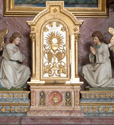 Zdjęcie nr 8: Nastawa ołtarzowa, odpowiadająca formie wnęki, jednoosiowa, jednokondygnacyjna ze zwieńczeniem, na podwójnym cokole. Mensa sarkofagowa, ustawiona na dwóch stopniach, wklęsło-wypukła, zwężająca się ku dołowi. Drewniana z marmurowym portatylem z napisem na odwrocie „Anno Domini MDCCCXCIX Die 1. Augusti Celsissimus ac Reverendissimus Dominus  JOANNES KNIAŹ DE KOZIELSKO PUZYNA Princeps Episcopus Cracoviensis altare hoc portatile consecravit Reliquiasque SS. Corduba et Rogatae Mill inclusit Rog Th Runowski Vice Kustos”. Na mensie ustawiono tabernakulum w formie sześcianu, na cokole, od frontu ujęte kolumnami we wnękach, całość zamknięta gzymsem w formie łuku nadwieszonego. Drzwiczki w profilowanej ramie, dekorowane płaskorzeźbionym przedstawieniem kielicha z hostią w glorii, w otoczeniu kiści winogron i z motywem maswerkowania. Cokół dekorowany trzema płycinami; zewnętrzne w formie stojącego prostokąta, zamkniętego łukiem półkolistym z ornamentem roślinnym; środkowa w formie medalionu z sercem gorejącym. Tabernakulum flankowane przez dwie figury klęczących aniołów, ustawionych na podwójnym cokole, dekorowanym ornamentem roślinnym. Kondygnacja nastawy ujęta dwiema parami kompozytowych kolumn, ustawionych w jednej linii; wewnętrzna para pod kątem. Podpory dźwigają pełne belkowanie, delikatnie wyłamane na ich osiach. W polu środkowym obraz z przedstawieniem Chrystusa u słupa, w profilowanej ramie w formie stojącego prostokąta. Na zasuwie przedstawienie Matki Boskiej Różańcowej ze św. Dominikiem. Pole flankowane przez figury św. Antoniego Padewskiego i św. Franciszka ustawione na niewielkich konsolkach. Na gzymsie płaskorzeźbione Oko Opatrzności w glorii promienistej, z obłokiem. Zwieńczenie w formie czterech kabłąków podtrzymujących diadem zdobiony lambrekinem, ze spływającą po bokach draperią; powyżej cztery kabłąki podtrzymujące krzyż i gorejące serce pośrodku. Cokoły zdobione płycinami z motywem rozet; w jednej trzeciej wysokości trzonów kolumn pierścienie. Fryz zdobiony rozetami. Struktura marmoryzowana w odcieniach jasnego różu i szarości; ornamentyka i detale złocone i srebrzone.