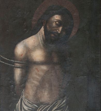 Zdjęcie nr 3: Nastawa ołtarzowa, odpowiadająca formie wnęki, jednoosiowa, jednokondygnacyjna ze zwieńczeniem, na podwójnym cokole. Mensa sarkofagowa, ustawiona na dwóch stopniach, wklęsło-wypukła, zwężająca się ku dołowi. Drewniana z marmurowym portatylem z napisem na odwrocie „Anno Domini MDCCCXCIX Die 1. Augusti Celsissimus ac Reverendissimus Dominus  JOANNES KNIAŹ DE KOZIELSKO PUZYNA Princeps Episcopus Cracoviensis altare hoc portatile consecravit Reliquiasque SS. Corduba et Rogatae Mill inclusit Rog Th Runowski Vice Kustos”. Na mensie ustawiono tabernakulum w formie sześcianu, na cokole, od frontu ujęte kolumnami we wnękach, całość zamknięta gzymsem w formie łuku nadwieszonego. Drzwiczki w profilowanej ramie, dekorowane płaskorzeźbionym przedstawieniem kielicha z hostią w glorii, w otoczeniu kiści winogron i z motywem maswerkowania. Cokół dekorowany trzema płycinami; zewnętrzne w formie stojącego prostokąta, zamkniętego łukiem półkolistym z ornamentem roślinnym; środkowa w formie medalionu z sercem gorejącym. Tabernakulum flankowane przez dwie figury klęczących aniołów, ustawionych na podwójnym cokole, dekorowanym ornamentem roślinnym. Kondygnacja nastawy ujęta dwiema parami kompozytowych kolumn, ustawionych w jednej linii; wewnętrzna para pod kątem. Podpory dźwigają pełne belkowanie, delikatnie wyłamane na ich osiach. W polu środkowym obraz z przedstawieniem Chrystusa u słupa, w profilowanej ramie w formie stojącego prostokąta. Na zasuwie przedstawienie Matki Boskiej Różańcowej ze św. Dominikiem. Pole flankowane przez figury św. Antoniego Padewskiego i św. Franciszka ustawione na niewielkich konsolkach. Na gzymsie płaskorzeźbione Oko Opatrzności w glorii promienistej, z obłokiem. Zwieńczenie w formie czterech kabłąków podtrzymujących diadem zdobiony lambrekinem, ze spływającą po bokach draperią; powyżej cztery kabłąki podtrzymujące krzyż i gorejące serce pośrodku. Cokoły zdobione płycinami z motywem rozet; w jednej trzeciej wysokości trzonów kolumn pierścienie. Fryz zdobiony rozetami. Struktura marmoryzowana w odcieniach jasnego różu i szarości; ornamentyka i detale złocone i srebrzone.