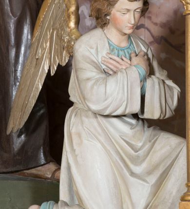 Zdjęcie nr 4: Nastawa ołtarzowa, odpowiadająca formie wnęki, jednoosiowa, jednokondygnacyjna ze zwieńczeniem, na podwójnym cokole. Mensa sarkofagowa, ustawiona na dwóch stopniach, wklęsło-wypukła, zwężająca się ku dołowi. Drewniana z marmurowym portatylem z napisem na odwrocie „Anno Domini MDCCCXCIX Die 1. Augusti Celsissimus ac Reverendissimus Dominus  JOANNES KNIAŹ DE KOZIELSKO PUZYNA Princeps Episcopus Cracoviensis altare hoc portatile consecravit Reliquiasque SS. Corduba et Rogatae Mill inclusit Rog Th Runowski Vice Kustos”. Na mensie ustawiono tabernakulum w formie sześcianu, na cokole, od frontu ujęte kolumnami we wnękach, całość zamknięta gzymsem w formie łuku nadwieszonego. Drzwiczki w profilowanej ramie, dekorowane płaskorzeźbionym przedstawieniem kielicha z hostią w glorii, w otoczeniu kiści winogron i z motywem maswerkowania. Cokół dekorowany trzema płycinami; zewnętrzne w formie stojącego prostokąta, zamkniętego łukiem półkolistym z ornamentem roślinnym; środkowa w formie medalionu z sercem gorejącym. Tabernakulum flankowane przez dwie figury klęczących aniołów, ustawionych na podwójnym cokole, dekorowanym ornamentem roślinnym. Kondygnacja nastawy ujęta dwiema parami kompozytowych kolumn, ustawionych w jednej linii; wewnętrzna para pod kątem. Podpory dźwigają pełne belkowanie, delikatnie wyłamane na ich osiach. W polu środkowym obraz z przedstawieniem Chrystusa u słupa, w profilowanej ramie w formie stojącego prostokąta. Na zasuwie przedstawienie Matki Boskiej Różańcowej ze św. Dominikiem. Pole flankowane przez figury św. Antoniego Padewskiego i św. Franciszka ustawione na niewielkich konsolkach. Na gzymsie płaskorzeźbione Oko Opatrzności w glorii promienistej, z obłokiem. Zwieńczenie w formie czterech kabłąków podtrzymujących diadem zdobiony lambrekinem, ze spływającą po bokach draperią; powyżej cztery kabłąki podtrzymujące krzyż i gorejące serce pośrodku. Cokoły zdobione płycinami z motywem rozet; w jednej trzeciej wysokości trzonów kolumn pierścienie. Fryz zdobiony rozetami. Struktura marmoryzowana w odcieniach jasnego różu i szarości; ornamentyka i detale złocone i srebrzone.