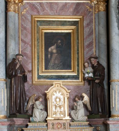 Zdjęcie nr 1: Nastawa ołtarzowa, odpowiadająca formie wnęki, jednoosiowa, jednokondygnacyjna ze zwieńczeniem, na podwójnym cokole. Mensa sarkofagowa, ustawiona na dwóch stopniach, wklęsło-wypukła, zwężająca się ku dołowi. Drewniana z marmurowym portatylem z napisem na odwrocie „Anno Domini MDCCCXCIX Die 1. Augusti Celsissimus ac Reverendissimus Dominus  JOANNES KNIAŹ DE KOZIELSKO PUZYNA Princeps Episcopus Cracoviensis altare hoc portatile consecravit Reliquiasque SS. Corduba et Rogatae Mill inclusit Rog Th Runowski Vice Kustos”. Na mensie ustawiono tabernakulum w formie sześcianu, na cokole, od frontu ujęte kolumnami we wnękach, całość zamknięta gzymsem w formie łuku nadwieszonego. Drzwiczki w profilowanej ramie, dekorowane płaskorzeźbionym przedstawieniem kielicha z hostią w glorii, w otoczeniu kiści winogron i z motywem maswerkowania. Cokół dekorowany trzema płycinami; zewnętrzne w formie stojącego prostokąta, zamkniętego łukiem półkolistym z ornamentem roślinnym; środkowa w formie medalionu z sercem gorejącym. Tabernakulum flankowane przez dwie figury klęczących aniołów, ustawionych na podwójnym cokole, dekorowanym ornamentem roślinnym. Kondygnacja nastawy ujęta dwiema parami kompozytowych kolumn, ustawionych w jednej linii; wewnętrzna para pod kątem. Podpory dźwigają pełne belkowanie, delikatnie wyłamane na ich osiach. W polu środkowym obraz z przedstawieniem Chrystusa u słupa, w profilowanej ramie w formie stojącego prostokąta. Na zasuwie przedstawienie Matki Boskiej Różańcowej ze św. Dominikiem. Pole flankowane przez figury św. Antoniego Padewskiego i św. Franciszka ustawione na niewielkich konsolkach. Na gzymsie płaskorzeźbione Oko Opatrzności w glorii promienistej, z obłokiem. Zwieńczenie w formie czterech kabłąków podtrzymujących diadem zdobiony lambrekinem, ze spływającą po bokach draperią; powyżej cztery kabłąki podtrzymujące krzyż i gorejące serce pośrodku. Cokoły zdobione płycinami z motywem rozet; w jednej trzeciej wysokości trzonów kolumn pierścienie. Fryz zdobiony rozetami. Struktura marmoryzowana w odcieniach jasnego różu i szarości; ornamentyka i detale złocone i srebrzone.