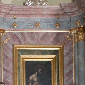 Zdjęcie nr 1: Nastawa ołtarzowa, odpowiadająca formie wnęki, jednoosiowa, jednokondygnacyjna ze zwieńczeniem, na podwójnym cokole. Mensa sarkofagowa, ustawiona na dwóch stopniach, wklęsło-wypukła, zwężająca się ku dołowi. Drewniana z marmurowym portatylem z napisem na odwrocie „Anno Domini MDCCCXCIX Die 1. Augusti Celsissimus ac Reverendissimus Dominus  JOANNES KNIAŹ DE KOZIELSKO PUZYNA Princeps Episcopus Cracoviensis altare hoc portatile consecravit Reliquiasque SS. Corduba et Rogatae Mill inclusit Rog Th Runowski Vice Kustos”. Na mensie ustawiono tabernakulum w formie sześcianu, na cokole, od frontu ujęte kolumnami we wnękach, całość zamknięta gzymsem w formie łuku nadwieszonego. Drzwiczki w profilowanej ramie, dekorowane płaskorzeźbionym przedstawieniem kielicha z hostią w glorii, w otoczeniu kiści winogron i z motywem maswerkowania. Cokół dekorowany trzema płycinami; zewnętrzne w formie stojącego prostokąta, zamkniętego łukiem półkolistym z ornamentem roślinnym; środkowa w formie medalionu z sercem gorejącym. Tabernakulum flankowane przez dwie figury klęczących aniołów, ustawionych na podwójnym cokole, dekorowanym ornamentem roślinnym. Kondygnacja nastawy ujęta dwiema parami kompozytowych kolumn, ustawionych w jednej linii; wewnętrzna para pod kątem. Podpory dźwigają pełne belkowanie, delikatnie wyłamane na ich osiach. W polu środkowym obraz z przedstawieniem Chrystusa u słupa, w profilowanej ramie w formie stojącego prostokąta. Na zasuwie przedstawienie Matki Boskiej Różańcowej ze św. Dominikiem. Pole flankowane przez figury św. Antoniego Padewskiego i św. Franciszka ustawione na niewielkich konsolkach. Na gzymsie płaskorzeźbione Oko Opatrzności w glorii promienistej, z obłokiem. Zwieńczenie w formie czterech kabłąków podtrzymujących diadem zdobiony lambrekinem, ze spływającą po bokach draperią; powyżej cztery kabłąki podtrzymujące krzyż i gorejące serce pośrodku. Cokoły zdobione płycinami z motywem rozet; w jednej trzeciej wysokości trzonów kolumn pierścienie. Fryz zdobiony rozetami. Struktura marmoryzowana w odcieniach jasnego różu i szarości; ornamentyka i detale złocone i srebrzone.