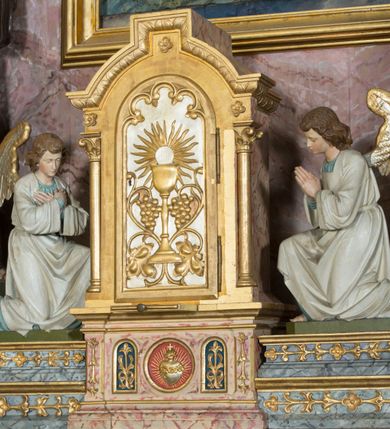 Zdjęcie nr 10: Nastawa ołtarzowa, odpowiadająca formie wnęki, jednoosiowa, jednokondygnacyjna ze zwieńczeniem, na podwójnym cokole. Mensa sarkofagowa, ustawiona na dwóch stopniach, wklęsło-wypukła, zwężająca się ku dołowi. Drewniana z marmurowym portatylem z napisem na odwrocie „Anno Domini MDCCCXCIX Die 1. Augusti Celsissimus ac Reverendissimus Dominus  JOANNES KNIAŹ DE KOZIELSKO PUZYNA Princeps Episcopus Cracoviensis altare hoc portatile consecravit Reliquiasque SS. Corduba et Rogatae Mill inclusit Rog Th Runowski Vice Kustos”. Na mensie ustawiono tabernakulum w formie sześcianu, na cokole, od frontu ujęte kolumnami we wnękach, całość zamknięta gzymsem w formie łuku nadwieszonego. Drzwiczki w profilowanej ramie, dekorowane płaskorzeźbionym przedstawieniem kielicha z hostią w glorii, w otoczeniu kiści winogron i z motywem maswerkowania. Cokół dekorowany trzema płycinami; zewnętrzne w formie stojącego prostokąta, zamkniętego łukiem półkolistym z ornamentem roślinnym; środkowa w formie medalionu z sercem gorejącym. Tabernakulum flankowane przez dwie figury klęczących aniołów, ustawionych na podwójnym cokole, dekorowanym ornamentem roślinnym. Kondygnacja nastawy ujęta dwiema parami kompozytowych kolumn, ustawionych w jednej linii; wewnętrzna para pod kątem. Podpory dźwigają pełne belkowanie, delikatnie wyłamane na ich osiach. W polu środkowym obraz z przedstawieniem Chrystusa u słupa, w profilowanej ramie w formie stojącego prostokąta. Na zasuwie przedstawienie Matki Boskiej Różańcowej ze św. Dominikiem. Pole flankowane przez figury św. Antoniego Padewskiego i św. Franciszka ustawione na niewielkich konsolkach. Na gzymsie płaskorzeźbione Oko Opatrzności w glorii promienistej, z obłokiem. Zwieńczenie w formie czterech kabłąków podtrzymujących diadem zdobiony lambrekinem, ze spływającą po bokach draperią; powyżej cztery kabłąki podtrzymujące krzyż i gorejące serce pośrodku. Cokoły zdobione płycinami z motywem rozet; w jednej trzeciej wysokości trzonów kolumn pierścienie. Fryz zdobiony rozetami. Struktura marmoryzowana w odcieniach jasnego różu i szarości; ornamentyka i detale złocone i srebrzone.
