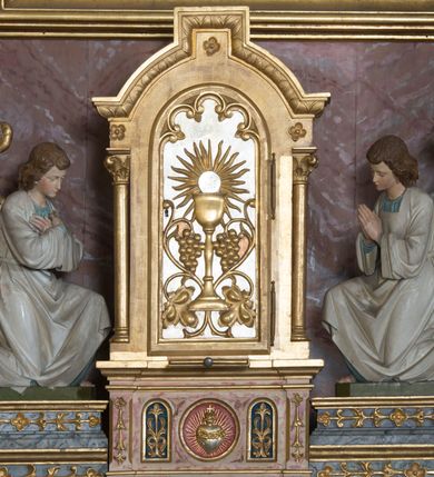 Zdjęcie nr 9: Nastawa ołtarzowa, odpowiadająca formie wnęki, jednoosiowa, jednokondygnacyjna ze zwieńczeniem, na podwójnym cokole. Mensa sarkofagowa, ustawiona na dwóch stopniach, wklęsło-wypukła, zwężająca się ku dołowi. Drewniana z marmurowym portatylem z napisem na odwrocie „Anno Domini MDCCCXCIX Die 1. Augusti Celsissimus ac Reverendissimus Dominus  JOANNES KNIAŹ DE KOZIELSKO PUZYNA Princeps Episcopus Cracoviensis altare hoc portatile consecravit Reliquiasque SS. Corduba et Rogatae Mill inclusit Rog Th Runowski Vice Kustos”. Na mensie ustawiono tabernakulum w formie sześcianu, na cokole, od frontu ujęte kolumnami we wnękach, całość zamknięta gzymsem w formie łuku nadwieszonego. Drzwiczki w profilowanej ramie, dekorowane płaskorzeźbionym przedstawieniem kielicha z hostią w glorii, w otoczeniu kiści winogron i z motywem maswerkowania. Cokół dekorowany trzema płycinami; zewnętrzne w formie stojącego prostokąta, zamkniętego łukiem półkolistym z ornamentem roślinnym; środkowa w formie medalionu z sercem gorejącym. Tabernakulum flankowane przez dwie figury klęczących aniołów, ustawionych na podwójnym cokole, dekorowanym ornamentem roślinnym. Kondygnacja nastawy ujęta dwiema parami kompozytowych kolumn, ustawionych w jednej linii; wewnętrzna para pod kątem. Podpory dźwigają pełne belkowanie, delikatnie wyłamane na ich osiach. W polu środkowym obraz z przedstawieniem Chrystusa u słupa, w profilowanej ramie w formie stojącego prostokąta. Na zasuwie przedstawienie Matki Boskiej Różańcowej ze św. Dominikiem. Pole flankowane przez figury św. Antoniego Padewskiego i św. Franciszka ustawione na niewielkich konsolkach. Na gzymsie płaskorzeźbione Oko Opatrzności w glorii promienistej, z obłokiem. Zwieńczenie w formie czterech kabłąków podtrzymujących diadem zdobiony lambrekinem, ze spływającą po bokach draperią; powyżej cztery kabłąki podtrzymujące krzyż i gorejące serce pośrodku. Cokoły zdobione płycinami z motywem rozet; w jednej trzeciej wysokości trzonów kolumn pierścienie. Fryz zdobiony rozetami. Struktura marmoryzowana w odcieniach jasnego różu i szarości; ornamentyka i detale złocone i srebrzone.