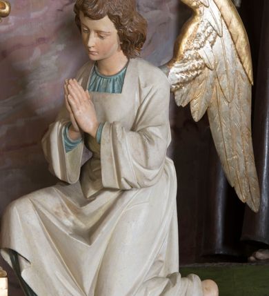 Zdjęcie nr 5: Nastawa ołtarzowa, odpowiadająca formie wnęki, jednoosiowa, jednokondygnacyjna ze zwieńczeniem, na podwójnym cokole. Mensa sarkofagowa, ustawiona na dwóch stopniach, wklęsło-wypukła, zwężająca się ku dołowi. Drewniana z marmurowym portatylem z napisem na odwrocie „Anno Domini MDCCCXCIX Die 1. Augusti Celsissimus ac Reverendissimus Dominus  JOANNES KNIAŹ DE KOZIELSKO PUZYNA Princeps Episcopus Cracoviensis altare hoc portatile consecravit Reliquiasque SS. Corduba et Rogatae Mill inclusit Rog Th Runowski Vice Kustos”. Na mensie ustawiono tabernakulum w formie sześcianu, na cokole, od frontu ujęte kolumnami we wnękach, całość zamknięta gzymsem w formie łuku nadwieszonego. Drzwiczki w profilowanej ramie, dekorowane płaskorzeźbionym przedstawieniem kielicha z hostią w glorii, w otoczeniu kiści winogron i z motywem maswerkowania. Cokół dekorowany trzema płycinami; zewnętrzne w formie stojącego prostokąta, zamkniętego łukiem półkolistym z ornamentem roślinnym; środkowa w formie medalionu z sercem gorejącym. Tabernakulum flankowane przez dwie figury klęczących aniołów, ustawionych na podwójnym cokole, dekorowanym ornamentem roślinnym. Kondygnacja nastawy ujęta dwiema parami kompozytowych kolumn, ustawionych w jednej linii; wewnętrzna para pod kątem. Podpory dźwigają pełne belkowanie, delikatnie wyłamane na ich osiach. W polu środkowym obraz z przedstawieniem Chrystusa u słupa, w profilowanej ramie w formie stojącego prostokąta. Na zasuwie przedstawienie Matki Boskiej Różańcowej ze św. Dominikiem. Pole flankowane przez figury św. Antoniego Padewskiego i św. Franciszka ustawione na niewielkich konsolkach. Na gzymsie płaskorzeźbione Oko Opatrzności w glorii promienistej, z obłokiem. Zwieńczenie w formie czterech kabłąków podtrzymujących diadem zdobiony lambrekinem, ze spływającą po bokach draperią; powyżej cztery kabłąki podtrzymujące krzyż i gorejące serce pośrodku. Cokoły zdobione płycinami z motywem rozet; w jednej trzeciej wysokości trzonów kolumn pierścienie. Fryz zdobiony rozetami. Struktura marmoryzowana w odcieniach jasnego różu i szarości; ornamentyka i detale złocone i srebrzone.