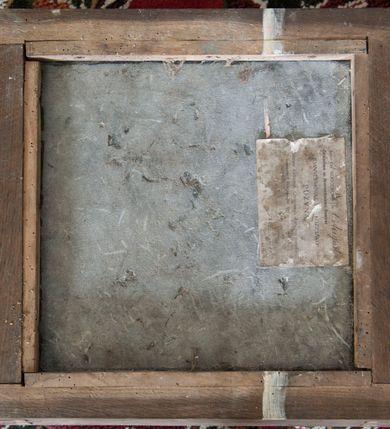 Zdjęcie nr 12: Nastawa ołtarzowa, odpowiadająca formie wnęki, jednoosiowa, jednokondygnacyjna ze zwieńczeniem, na podwójnym cokole. Mensa sarkofagowa, ustawiona na dwóch stopniach, wklęsło-wypukła, zwężająca się ku dołowi. Drewniana z marmurowym portatylem z napisem na odwrocie „Anno Domini MDCCCXCIX Die 1. Augusti Celsissimus ac Reverendissimus Dominus  JOANNES KNIAŹ DE KOZIELSKO PUZYNA Princeps Episcopus Cracoviensis altare hoc portatile consecravit Reliquiasque SS. Corduba et Rogatae Mill inclusit Rog Th Runowski Vice Kustos”. Na mensie ustawiono tabernakulum w formie sześcianu, na cokole, od frontu ujęte kolumnami we wnękach, całość zamknięta gzymsem w formie łuku nadwieszonego. Drzwiczki w profilowanej ramie, dekorowane płaskorzeźbionym przedstawieniem kielicha z hostią w glorii, w otoczeniu kiści winogron i z motywem maswerkowania. Cokół dekorowany trzema płycinami; zewnętrzne w formie stojącego prostokąta, zamkniętego łukiem półkolistym z ornamentem roślinnym; środkowa w formie medalionu z sercem gorejącym. Tabernakulum flankowane przez dwie figury klęczących aniołów, ustawionych na podwójnym cokole, dekorowanym ornamentem roślinnym. Kondygnacja nastawy ujęta dwiema parami kompozytowych kolumn, ustawionych w jednej linii; wewnętrzna para pod kątem. Podpory dźwigają pełne belkowanie, delikatnie wyłamane na ich osiach. W polu środkowym obraz z przedstawieniem Chrystusa u słupa, w profilowanej ramie w formie stojącego prostokąta. Na zasuwie przedstawienie Matki Boskiej Różańcowej ze św. Dominikiem. Pole flankowane przez figury św. Antoniego Padewskiego i św. Franciszka ustawione na niewielkich konsolkach. Na gzymsie płaskorzeźbione Oko Opatrzności w glorii promienistej, z obłokiem. Zwieńczenie w formie czterech kabłąków podtrzymujących diadem zdobiony lambrekinem, ze spływającą po bokach draperią; powyżej cztery kabłąki podtrzymujące krzyż i gorejące serce pośrodku. Cokoły zdobione płycinami z motywem rozet; w jednej trzeciej wysokości trzonów kolumn pierścienie. Fryz zdobiony rozetami. Struktura marmoryzowana w odcieniach jasnego różu i szarości; ornamentyka i detale złocone i srebrzone.