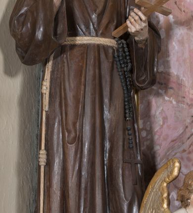 Zdjęcie nr 6: Nastawa ołtarzowa, odpowiadająca formie wnęki, jednoosiowa, jednokondygnacyjna ze zwieńczeniem, na podwójnym cokole. Mensa sarkofagowa, ustawiona na dwóch stopniach, wklęsło-wypukła, zwężająca się ku dołowi. Drewniana z marmurowym portatylem z napisem na odwrocie „Anno Domini MDCCCXCIX Die 1. Augusti Celsissimus ac Reverendissimus Dominus  JOANNES KNIAŹ DE KOZIELSKO PUZYNA Princeps Episcopus Cracoviensis altare hoc portatile consecravit Reliquiasque SS. Corduba et Rogatae Mill inclusit Rog Th Runowski Vice Kustos”. Na mensie ustawiono tabernakulum w formie sześcianu, na cokole, od frontu ujęte kolumnami we wnękach, całość zamknięta gzymsem w formie łuku nadwieszonego. Drzwiczki w profilowanej ramie, dekorowane płaskorzeźbionym przedstawieniem kielicha z hostią w glorii, w otoczeniu kiści winogron i z motywem maswerkowania. Cokół dekorowany trzema płycinami; zewnętrzne w formie stojącego prostokąta, zamkniętego łukiem półkolistym z ornamentem roślinnym; środkowa w formie medalionu z sercem gorejącym. Tabernakulum flankowane przez dwie figury klęczących aniołów, ustawionych na podwójnym cokole, dekorowanym ornamentem roślinnym. Kondygnacja nastawy ujęta dwiema parami kompozytowych kolumn, ustawionych w jednej linii; wewnętrzna para pod kątem. Podpory dźwigają pełne belkowanie, delikatnie wyłamane na ich osiach. W polu środkowym obraz z przedstawieniem Chrystusa u słupa, w profilowanej ramie w formie stojącego prostokąta. Na zasuwie przedstawienie Matki Boskiej Różańcowej ze św. Dominikiem. Pole flankowane przez figury św. Antoniego Padewskiego i św. Franciszka ustawione na niewielkich konsolkach. Na gzymsie płaskorzeźbione Oko Opatrzności w glorii promienistej, z obłokiem. Zwieńczenie w formie czterech kabłąków podtrzymujących diadem zdobiony lambrekinem, ze spływającą po bokach draperią; powyżej cztery kabłąki podtrzymujące krzyż i gorejące serce pośrodku. Cokoły zdobione płycinami z motywem rozet; w jednej trzeciej wysokości trzonów kolumn pierścienie. Fryz zdobiony rozetami. Struktura marmoryzowana w odcieniach jasnego różu i szarości; ornamentyka i detale złocone i srebrzone.