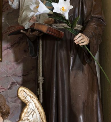 Zdjęcie nr 7: Nastawa ołtarzowa, odpowiadająca formie wnęki, jednoosiowa, jednokondygnacyjna ze zwieńczeniem, na podwójnym cokole. Mensa sarkofagowa, ustawiona na dwóch stopniach, wklęsło-wypukła, zwężająca się ku dołowi. Drewniana z marmurowym portatylem z napisem na odwrocie „Anno Domini MDCCCXCIX Die 1. Augusti Celsissimus ac Reverendissimus Dominus  JOANNES KNIAŹ DE KOZIELSKO PUZYNA Princeps Episcopus Cracoviensis altare hoc portatile consecravit Reliquiasque SS. Corduba et Rogatae Mill inclusit Rog Th Runowski Vice Kustos”. Na mensie ustawiono tabernakulum w formie sześcianu, na cokole, od frontu ujęte kolumnami we wnękach, całość zamknięta gzymsem w formie łuku nadwieszonego. Drzwiczki w profilowanej ramie, dekorowane płaskorzeźbionym przedstawieniem kielicha z hostią w glorii, w otoczeniu kiści winogron i z motywem maswerkowania. Cokół dekorowany trzema płycinami; zewnętrzne w formie stojącego prostokąta, zamkniętego łukiem półkolistym z ornamentem roślinnym; środkowa w formie medalionu z sercem gorejącym. Tabernakulum flankowane przez dwie figury klęczących aniołów, ustawionych na podwójnym cokole, dekorowanym ornamentem roślinnym. Kondygnacja nastawy ujęta dwiema parami kompozytowych kolumn, ustawionych w jednej linii; wewnętrzna para pod kątem. Podpory dźwigają pełne belkowanie, delikatnie wyłamane na ich osiach. W polu środkowym obraz z przedstawieniem Chrystusa u słupa, w profilowanej ramie w formie stojącego prostokąta. Na zasuwie przedstawienie Matki Boskiej Różańcowej ze św. Dominikiem. Pole flankowane przez figury św. Antoniego Padewskiego i św. Franciszka ustawione na niewielkich konsolkach. Na gzymsie płaskorzeźbione Oko Opatrzności w glorii promienistej, z obłokiem. Zwieńczenie w formie czterech kabłąków podtrzymujących diadem zdobiony lambrekinem, ze spływającą po bokach draperią; powyżej cztery kabłąki podtrzymujące krzyż i gorejące serce pośrodku. Cokoły zdobione płycinami z motywem rozet; w jednej trzeciej wysokości trzonów kolumn pierścienie. Fryz zdobiony rozetami. Struktura marmoryzowana w odcieniach jasnego różu i szarości; ornamentyka i detale złocone i srebrzone.