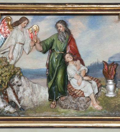 Zdjęcie nr 32: Nastawa ołtarzowa jednokondygnacyjna ze zwieńczeniem, trójosiowa, na cokole. Mensa prostopadłościenna, murowana, w drewnianej obudowie, z kamiennym blatem. Antepedium podzielone na trzy pola, wydzielone czterema kolumienkami. Zewnętrzne płyciny w formie leżącego prostokąta, z płaskorzeźbionymi przedstawieniami po lewej stronie ofiara Melchizedeka, po prawej ofiara Abrahama. W polu środkowym płycina w formie kwadratu, z stylizowanym maswerkowaniem i równoramiennym krzyżem pośrodku oraz rozetami w narożach. Na mensie tabernakulum na wysokiej, prostopadłościennej podstawie, w której znajdują się drzwiczki dekorowane hostią w glorii, flankowane pilastrami z dekoracją  ornamentem arabeskowym. Na osi tron wystawienia w formie niszy ujęty parą smukłych kolumienek podtrzymujących szerokie belkowanie przechodzące nad niszą w łuk. Gzyms wieńczy ornament roślinny, na środku na cokole postać baranka w glorii na księdze z siedmioma pieczęciami. Predella podzielona na trzy pola z występującymi do przodu dwiema niszami z figurami klęczących aniołów. W polach zewnętrznych trzy arkadki z płaskorzeźbionymi przedstawieniami świętych. W polu środkowym tabernakulum flankowane przed dwie arkadki z przedstawieniami świętych. Pierwsza kondygnacja utworzona z trzech arkad wydzielonych kolumnami, oś środkowa wyższa od bocznych. W polu środkowym obraz z przedstawieniem Najświętszego Serca Jezusa, w profilowanej ramie; archiwolta ujęta kolumienkami. Całość zamknięta silnie wysuniętym gzymsem o fantazyjnej linii. W osiach bocznych aedicule z posągami św. Piotra i św. Pawła, zwieńczone daszkiem z latarniami. Kondygnacja flankowana wielobocznymi wspornikami z figurami aniołów. Zwieńczenie w formie aediculi ujętej kolumienkami we wnękach oraz otwartymi półarkadami. Całość zamknięta gzymsem o fantazyjnej linii oraz krzyżem. W niszy figura Matki Boskiej z Dzieciątkiem. Cokoły zdobione płycinami z malowaną i złoconą dekoracja roślinną. Rama obrazu w polu środkowym dekorowana ornamentem roślinno-geometrycznym; archiwolta ornamentem roślinnym w formie liści. Powyżej płycina w kształcie łuku odcinkowego z rzeźbionym ornamentem roślinnym. Archiwolty arkad na osiach bocznych dekorowane ornamentem geometrycznym i stylizowanymi żabkami, w przyłuczach rozety; latarnie zdobione ornamentem roślinnym i stylizowanymi żabkami. Struktura polichromowana w kolorze kości słoniowej i szarym; płyciny i profilowania w kolorze czerwonym oraz zielonym, elementy dekoracyjne złocone.