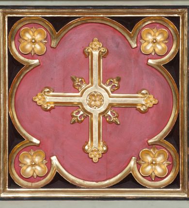 Zdjęcie nr 35: Nastawa ołtarzowa jednokondygnacyjna ze zwieńczeniem, trójosiowa, na cokole. Mensa prostopadłościenna, murowana, w drewnianej obudowie, z kamiennym blatem. Antepedium podzielone na trzy pola, wydzielone czterema kolumienkami. Zewnętrzne płyciny w formie leżącego prostokąta, z płaskorzeźbionymi przedstawieniami po lewej stronie ofiara Melchizedeka, po prawej ofiara Abrahama. W polu środkowym płycina w formie kwadratu, z stylizowanym maswerkowaniem i równoramiennym krzyżem pośrodku oraz rozetami w narożach. Na mensie tabernakulum na wysokiej, prostopadłościennej podstawie, w której znajdują się drzwiczki dekorowane hostią w glorii, flankowane pilastrami z dekoracją  ornamentem arabeskowym. Na osi tron wystawienia w formie niszy ujęty parą smukłych kolumienek podtrzymujących szerokie belkowanie przechodzące nad niszą w łuk. Gzyms wieńczy ornament roślinny, na środku na cokole postać baranka w glorii na księdze z siedmioma pieczęciami. Predella podzielona na trzy pola z występującymi do przodu dwiema niszami z figurami klęczących aniołów. W polach zewnętrznych trzy arkadki z płaskorzeźbionymi przedstawieniami świętych. W polu środkowym tabernakulum flankowane przed dwie arkadki z przedstawieniami świętych. Pierwsza kondygnacja utworzona z trzech arkad wydzielonych kolumnami, oś środkowa wyższa od bocznych. W polu środkowym obraz z przedstawieniem Najświętszego Serca Jezusa, w profilowanej ramie; archiwolta ujęta kolumienkami. Całość zamknięta silnie wysuniętym gzymsem o fantazyjnej linii. W osiach bocznych aedicule z posągami św. Piotra i św. Pawła, zwieńczone daszkiem z latarniami. Kondygnacja flankowana wielobocznymi wspornikami z figurami aniołów. Zwieńczenie w formie aediculi ujętej kolumienkami we wnękach oraz otwartymi półarkadami. Całość zamknięta gzymsem o fantazyjnej linii oraz krzyżem. W niszy figura Matki Boskiej z Dzieciątkiem. Cokoły zdobione płycinami z malowaną i złoconą dekoracja roślinną. Rama obrazu w polu środkowym dekorowana ornamentem roślinno-geometrycznym; archiwolta ornamentem roślinnym w formie liści. Powyżej płycina w kształcie łuku odcinkowego z rzeźbionym ornamentem roślinnym. Archiwolty arkad na osiach bocznych dekorowane ornamentem geometrycznym i stylizowanymi żabkami, w przyłuczach rozety; latarnie zdobione ornamentem roślinnym i stylizowanymi żabkami. Struktura polichromowana w kolorze kości słoniowej i szarym; płyciny i profilowania w kolorze czerwonym oraz zielonym, elementy dekoracyjne złocone.