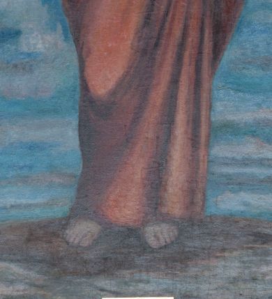 Zdjęcie nr 30: Nastawa ołtarzowa jednokondygnacyjna ze zwieńczeniem, trójosiowa, na cokole. Mensa prostopadłościenna, murowana, w drewnianej obudowie, z kamiennym blatem. Antepedium podzielone na trzy pola, wydzielone czterema kolumienkami. Zewnętrzne płyciny w formie leżącego prostokąta, z płaskorzeźbionymi przedstawieniami po lewej stronie ofiara Melchizedeka, po prawej ofiara Abrahama. W polu środkowym płycina w formie kwadratu, z stylizowanym maswerkowaniem i równoramiennym krzyżem pośrodku oraz rozetami w narożach. Na mensie tabernakulum na wysokiej, prostopadłościennej podstawie, w której znajdują się drzwiczki dekorowane hostią w glorii, flankowane pilastrami z dekoracją  ornamentem arabeskowym. Na osi tron wystawienia w formie niszy ujęty parą smukłych kolumienek podtrzymujących szerokie belkowanie przechodzące nad niszą w łuk. Gzyms wieńczy ornament roślinny, na środku na cokole postać baranka w glorii na księdze z siedmioma pieczęciami. Predella podzielona na trzy pola z występującymi do przodu dwiema niszami z figurami klęczących aniołów. W polach zewnętrznych trzy arkadki z płaskorzeźbionymi przedstawieniami świętych. W polu środkowym tabernakulum flankowane przed dwie arkadki z przedstawieniami świętych. Pierwsza kondygnacja utworzona z trzech arkad wydzielonych kolumnami, oś środkowa wyższa od bocznych. W polu środkowym obraz z przedstawieniem Najświętszego Serca Jezusa, w profilowanej ramie; archiwolta ujęta kolumienkami. Całość zamknięta silnie wysuniętym gzymsem o fantazyjnej linii. W osiach bocznych aedicule z posągami św. Piotra i św. Pawła, zwieńczone daszkiem z latarniami. Kondygnacja flankowana wielobocznymi wspornikami z figurami aniołów. Zwieńczenie w formie aediculi ujętej kolumienkami we wnękach oraz otwartymi półarkadami. Całość zamknięta gzymsem o fantazyjnej linii oraz krzyżem. W niszy figura Matki Boskiej z Dzieciątkiem. Cokoły zdobione płycinami z malowaną i złoconą dekoracja roślinną. Rama obrazu w polu środkowym dekorowana ornamentem roślinno-geometrycznym; archiwolta ornamentem roślinnym w formie liści. Powyżej płycina w kształcie łuku odcinkowego z rzeźbionym ornamentem roślinnym. Archiwolty arkad na osiach bocznych dekorowane ornamentem geometrycznym i stylizowanymi żabkami, w przyłuczach rozety; latarnie zdobione ornamentem roślinnym i stylizowanymi żabkami. Struktura polichromowana w kolorze kości słoniowej i szarym; płyciny i profilowania w kolorze czerwonym oraz zielonym, elementy dekoracyjne złocone.