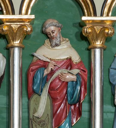 Zdjęcie nr 15: Nastawa ołtarzowa jednokondygnacyjna ze zwieńczeniem, trójosiowa, na cokole. Mensa prostopadłościenna, murowana, w drewnianej obudowie, z kamiennym blatem. Antepedium podzielone na trzy pola, wydzielone czterema kolumienkami. Zewnętrzne płyciny w formie leżącego prostokąta, z płaskorzeźbionymi przedstawieniami po lewej stronie ofiara Melchizedeka, po prawej ofiara Abrahama. W polu środkowym płycina w formie kwadratu, z stylizowanym maswerkowaniem i równoramiennym krzyżem pośrodku oraz rozetami w narożach. Na mensie tabernakulum na wysokiej, prostopadłościennej podstawie, w której znajdują się drzwiczki dekorowane hostią w glorii, flankowane pilastrami z dekoracją  ornamentem arabeskowym. Na osi tron wystawienia w formie niszy ujęty parą smukłych kolumienek podtrzymujących szerokie belkowanie przechodzące nad niszą w łuk. Gzyms wieńczy ornament roślinny, na środku na cokole postać baranka w glorii na księdze z siedmioma pieczęciami. Predella podzielona na trzy pola z występującymi do przodu dwiema niszami z figurami klęczących aniołów. W polach zewnętrznych trzy arkadki z płaskorzeźbionymi przedstawieniami świętych. W polu środkowym tabernakulum flankowane przed dwie arkadki z przedstawieniami świętych. Pierwsza kondygnacja utworzona z trzech arkad wydzielonych kolumnami, oś środkowa wyższa od bocznych. W polu środkowym obraz z przedstawieniem Najświętszego Serca Jezusa, w profilowanej ramie; archiwolta ujęta kolumienkami. Całość zamknięta silnie wysuniętym gzymsem o fantazyjnej linii. W osiach bocznych aedicule z posągami św. Piotra i św. Pawła, zwieńczone daszkiem z latarniami. Kondygnacja flankowana wielobocznymi wspornikami z figurami aniołów. Zwieńczenie w formie aediculi ujętej kolumienkami we wnękach oraz otwartymi półarkadami. Całość zamknięta gzymsem o fantazyjnej linii oraz krzyżem. W niszy figura Matki Boskiej z Dzieciątkiem. Cokoły zdobione płycinami z malowaną i złoconą dekoracja roślinną. Rama obrazu w polu środkowym dekorowana ornamentem roślinno-geometrycznym; archiwolta ornamentem roślinnym w formie liści. Powyżej płycina w kształcie łuku odcinkowego z rzeźbionym ornamentem roślinnym. Archiwolty arkad na osiach bocznych dekorowane ornamentem geometrycznym i stylizowanymi żabkami, w przyłuczach rozety; latarnie zdobione ornamentem roślinnym i stylizowanymi żabkami. Struktura polichromowana w kolorze kości słoniowej i szarym; płyciny i profilowania w kolorze czerwonym oraz zielonym, elementy dekoracyjne złocone.