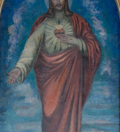 Zdjęcie nr 29: Nastawa ołtarzowa jednokondygnacyjna ze zwieńczeniem, trójosiowa, na cokole. Mensa prostopadłościenna, murowana, w drewnianej obudowie, z kamiennym blatem. Antepedium podzielone na trzy pola, wydzielone czterema kolumienkami. Zewnętrzne płyciny w formie leżącego prostokąta, z płaskorzeźbionymi przedstawieniami po lewej stronie ofiara Melchizedeka, po prawej ofiara Abrahama. W polu środkowym płycina w formie kwadratu, z stylizowanym maswerkowaniem i równoramiennym krzyżem pośrodku oraz rozetami w narożach. Na mensie tabernakulum na wysokiej, prostopadłościennej podstawie, w której znajdują się drzwiczki dekorowane hostią w glorii, flankowane pilastrami z dekoracją  ornamentem arabeskowym. Na osi tron wystawienia w formie niszy ujęty parą smukłych kolumienek podtrzymujących szerokie belkowanie przechodzące nad niszą w łuk. Gzyms wieńczy ornament roślinny, na środku na cokole postać baranka w glorii na księdze z siedmioma pieczęciami. Predella podzielona na trzy pola z występującymi do przodu dwiema niszami z figurami klęczących aniołów. W polach zewnętrznych trzy arkadki z płaskorzeźbionymi przedstawieniami świętych. W polu środkowym tabernakulum flankowane przed dwie arkadki z przedstawieniami świętych. Pierwsza kondygnacja utworzona z trzech arkad wydzielonych kolumnami, oś środkowa wyższa od bocznych. W polu środkowym obraz z przedstawieniem Najświętszego Serca Jezusa, w profilowanej ramie; archiwolta ujęta kolumienkami. Całość zamknięta silnie wysuniętym gzymsem o fantazyjnej linii. W osiach bocznych aedicule z posągami św. Piotra i św. Pawła, zwieńczone daszkiem z latarniami. Kondygnacja flankowana wielobocznymi wspornikami z figurami aniołów. Zwieńczenie w formie aediculi ujętej kolumienkami we wnękach oraz otwartymi półarkadami. Całość zamknięta gzymsem o fantazyjnej linii oraz krzyżem. W niszy figura Matki Boskiej z Dzieciątkiem. Cokoły zdobione płycinami z malowaną i złoconą dekoracja roślinną. Rama obrazu w polu środkowym dekorowana ornamentem roślinno-geometrycznym; archiwolta ornamentem roślinnym w formie liści. Powyżej płycina w kształcie łuku odcinkowego z rzeźbionym ornamentem roślinnym. Archiwolty arkad na osiach bocznych dekorowane ornamentem geometrycznym i stylizowanymi żabkami, w przyłuczach rozety; latarnie zdobione ornamentem roślinnym i stylizowanymi żabkami. Struktura polichromowana w kolorze kości słoniowej i szarym; płyciny i profilowania w kolorze czerwonym oraz zielonym, elementy dekoracyjne złocone.