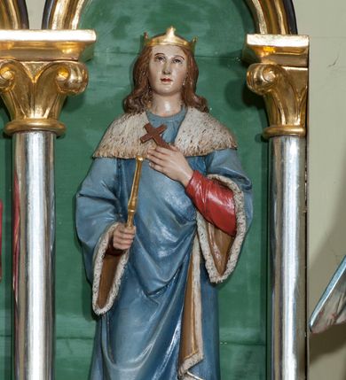 Zdjęcie nr 13: Nastawa ołtarzowa jednokondygnacyjna ze zwieńczeniem, trójosiowa, na cokole. Mensa prostopadłościenna, murowana, w drewnianej obudowie, z kamiennym blatem. Antepedium podzielone na trzy pola, wydzielone czterema kolumienkami. Zewnętrzne płyciny w formie leżącego prostokąta, z płaskorzeźbionymi przedstawieniami po lewej stronie ofiara Melchizedeka, po prawej ofiara Abrahama. W polu środkowym płycina w formie kwadratu, z stylizowanym maswerkowaniem i równoramiennym krzyżem pośrodku oraz rozetami w narożach. Na mensie tabernakulum na wysokiej, prostopadłościennej podstawie, w której znajdują się drzwiczki dekorowane hostią w glorii, flankowane pilastrami z dekoracją  ornamentem arabeskowym. Na osi tron wystawienia w formie niszy ujęty parą smukłych kolumienek podtrzymujących szerokie belkowanie przechodzące nad niszą w łuk. Gzyms wieńczy ornament roślinny, na środku na cokole postać baranka w glorii na księdze z siedmioma pieczęciami. Predella podzielona na trzy pola z występującymi do przodu dwiema niszami z figurami klęczących aniołów. W polach zewnętrznych trzy arkadki z płaskorzeźbionymi przedstawieniami świętych. W polu środkowym tabernakulum flankowane przed dwie arkadki z przedstawieniami świętych. Pierwsza kondygnacja utworzona z trzech arkad wydzielonych kolumnami, oś środkowa wyższa od bocznych. W polu środkowym obraz z przedstawieniem Najświętszego Serca Jezusa, w profilowanej ramie; archiwolta ujęta kolumienkami. Całość zamknięta silnie wysuniętym gzymsem o fantazyjnej linii. W osiach bocznych aedicule z posągami św. Piotra i św. Pawła, zwieńczone daszkiem z latarniami. Kondygnacja flankowana wielobocznymi wspornikami z figurami aniołów. Zwieńczenie w formie aediculi ujętej kolumienkami we wnękach oraz otwartymi półarkadami. Całość zamknięta gzymsem o fantazyjnej linii oraz krzyżem. W niszy figura Matki Boskiej z Dzieciątkiem. Cokoły zdobione płycinami z malowaną i złoconą dekoracja roślinną. Rama obrazu w polu środkowym dekorowana ornamentem roślinno-geometrycznym; archiwolta ornamentem roślinnym w formie liści. Powyżej płycina w kształcie łuku odcinkowego z rzeźbionym ornamentem roślinnym. Archiwolty arkad na osiach bocznych dekorowane ornamentem geometrycznym i stylizowanymi żabkami, w przyłuczach rozety; latarnie zdobione ornamentem roślinnym i stylizowanymi żabkami. Struktura polichromowana w kolorze kości słoniowej i szarym; płyciny i profilowania w kolorze czerwonym oraz zielonym, elementy dekoracyjne złocone.