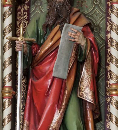 Zdjęcie nr 8: Nastawa ołtarzowa jednokondygnacyjna ze zwieńczeniem, trójosiowa, na cokole. Mensa prostopadłościenna, murowana, w drewnianej obudowie, z kamiennym blatem. Antepedium podzielone na trzy pola, wydzielone czterema kolumienkami. Zewnętrzne płyciny w formie leżącego prostokąta, z płaskorzeźbionymi przedstawieniami po lewej stronie ofiara Melchizedeka, po prawej ofiara Abrahama. W polu środkowym płycina w formie kwadratu, z stylizowanym maswerkowaniem i równoramiennym krzyżem pośrodku oraz rozetami w narożach. Na mensie tabernakulum na wysokiej, prostopadłościennej podstawie, w której znajdują się drzwiczki dekorowane hostią w glorii, flankowane pilastrami z dekoracją  ornamentem arabeskowym. Na osi tron wystawienia w formie niszy ujęty parą smukłych kolumienek podtrzymujących szerokie belkowanie przechodzące nad niszą w łuk. Gzyms wieńczy ornament roślinny, na środku na cokole postać baranka w glorii na księdze z siedmioma pieczęciami. Predella podzielona na trzy pola z występującymi do przodu dwiema niszami z figurami klęczących aniołów. W polach zewnętrznych trzy arkadki z płaskorzeźbionymi przedstawieniami świętych. W polu środkowym tabernakulum flankowane przed dwie arkadki z przedstawieniami świętych. Pierwsza kondygnacja utworzona z trzech arkad wydzielonych kolumnami, oś środkowa wyższa od bocznych. W polu środkowym obraz z przedstawieniem Najświętszego Serca Jezusa, w profilowanej ramie; archiwolta ujęta kolumienkami. Całość zamknięta silnie wysuniętym gzymsem o fantazyjnej linii. W osiach bocznych aedicule z posągami św. Piotra i św. Pawła, zwieńczone daszkiem z latarniami. Kondygnacja flankowana wielobocznymi wspornikami z figurami aniołów. Zwieńczenie w formie aediculi ujętej kolumienkami we wnękach oraz otwartymi półarkadami. Całość zamknięta gzymsem o fantazyjnej linii oraz krzyżem. W niszy figura Matki Boskiej z Dzieciątkiem. Cokoły zdobione płycinami z malowaną i złoconą dekoracja roślinną. Rama obrazu w polu środkowym dekorowana ornamentem roślinno-geometrycznym; archiwolta ornamentem roślinnym w formie liści. Powyżej płycina w kształcie łuku odcinkowego z rzeźbionym ornamentem roślinnym. Archiwolty arkad na osiach bocznych dekorowane ornamentem geometrycznym i stylizowanymi żabkami, w przyłuczach rozety; latarnie zdobione ornamentem roślinnym i stylizowanymi żabkami. Struktura polichromowana w kolorze kości słoniowej i szarym; płyciny i profilowania w kolorze czerwonym oraz zielonym, elementy dekoracyjne złocone.