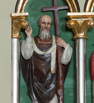 Zdjęcie nr 12: Nastawa ołtarzowa jednokondygnacyjna ze zwieńczeniem, trójosiowa, na cokole. Mensa prostopadłościenna, murowana, w drewnianej obudowie, z kamiennym blatem. Antepedium podzielone na trzy pola, wydzielone czterema kolumienkami. Zewnętrzne płyciny w formie leżącego prostokąta, z płaskorzeźbionymi przedstawieniami po lewej stronie ofiara Melchizedeka, po prawej ofiara Abrahama. W polu środkowym płycina w formie kwadratu, z stylizowanym maswerkowaniem i równoramiennym krzyżem pośrodku oraz rozetami w narożach. Na mensie tabernakulum na wysokiej, prostopadłościennej podstawie, w której znajdują się drzwiczki dekorowane hostią w glorii, flankowane pilastrami z dekoracją  ornamentem arabeskowym. Na osi tron wystawienia w formie niszy ujęty parą smukłych kolumienek podtrzymujących szerokie belkowanie przechodzące nad niszą w łuk. Gzyms wieńczy ornament roślinny, na środku na cokole postać baranka w glorii na księdze z siedmioma pieczęciami. Predella podzielona na trzy pola z występującymi do przodu dwiema niszami z figurami klęczących aniołów. W polach zewnętrznych trzy arkadki z płaskorzeźbionymi przedstawieniami świętych. W polu środkowym tabernakulum flankowane przed dwie arkadki z przedstawieniami świętych. Pierwsza kondygnacja utworzona z trzech arkad wydzielonych kolumnami, oś środkowa wyższa od bocznych. W polu środkowym obraz z przedstawieniem Najświętszego Serca Jezusa, w profilowanej ramie; archiwolta ujęta kolumienkami. Całość zamknięta silnie wysuniętym gzymsem o fantazyjnej linii. W osiach bocznych aedicule z posągami św. Piotra i św. Pawła, zwieńczone daszkiem z latarniami. Kondygnacja flankowana wielobocznymi wspornikami z figurami aniołów. Zwieńczenie w formie aediculi ujętej kolumienkami we wnękach oraz otwartymi półarkadami. Całość zamknięta gzymsem o fantazyjnej linii oraz krzyżem. W niszy figura Matki Boskiej z Dzieciątkiem. Cokoły zdobione płycinami z malowaną i złoconą dekoracja roślinną. Rama obrazu w polu środkowym dekorowana ornamentem roślinno-geometrycznym; archiwolta ornamentem roślinnym w formie liści. Powyżej płycina w kształcie łuku odcinkowego z rzeźbionym ornamentem roślinnym. Archiwolty arkad na osiach bocznych dekorowane ornamentem geometrycznym i stylizowanymi żabkami, w przyłuczach rozety; latarnie zdobione ornamentem roślinnym i stylizowanymi żabkami. Struktura polichromowana w kolorze kości słoniowej i szarym; płyciny i profilowania w kolorze czerwonym oraz zielonym, elementy dekoracyjne złocone.