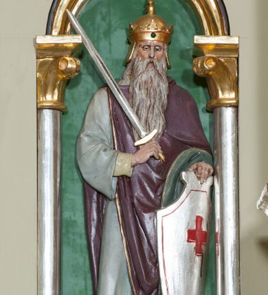 Zdjęcie nr 14: Nastawa ołtarzowa jednokondygnacyjna ze zwieńczeniem, trójosiowa, na cokole. Mensa prostopadłościenna, murowana, w drewnianej obudowie, z kamiennym blatem. Antepedium podzielone na trzy pola, wydzielone czterema kolumienkami. Zewnętrzne płyciny w formie leżącego prostokąta, z płaskorzeźbionymi przedstawieniami po lewej stronie ofiara Melchizedeka, po prawej ofiara Abrahama. W polu środkowym płycina w formie kwadratu, z stylizowanym maswerkowaniem i równoramiennym krzyżem pośrodku oraz rozetami w narożach. Na mensie tabernakulum na wysokiej, prostopadłościennej podstawie, w której znajdują się drzwiczki dekorowane hostią w glorii, flankowane pilastrami z dekoracją  ornamentem arabeskowym. Na osi tron wystawienia w formie niszy ujęty parą smukłych kolumienek podtrzymujących szerokie belkowanie przechodzące nad niszą w łuk. Gzyms wieńczy ornament roślinny, na środku na cokole postać baranka w glorii na księdze z siedmioma pieczęciami. Predella podzielona na trzy pola z występującymi do przodu dwiema niszami z figurami klęczących aniołów. W polach zewnętrznych trzy arkadki z płaskorzeźbionymi przedstawieniami świętych. W polu środkowym tabernakulum flankowane przed dwie arkadki z przedstawieniami świętych. Pierwsza kondygnacja utworzona z trzech arkad wydzielonych kolumnami, oś środkowa wyższa od bocznych. W polu środkowym obraz z przedstawieniem Najświętszego Serca Jezusa, w profilowanej ramie; archiwolta ujęta kolumienkami. Całość zamknięta silnie wysuniętym gzymsem o fantazyjnej linii. W osiach bocznych aedicule z posągami św. Piotra i św. Pawła, zwieńczone daszkiem z latarniami. Kondygnacja flankowana wielobocznymi wspornikami z figurami aniołów. Zwieńczenie w formie aediculi ujętej kolumienkami we wnękach oraz otwartymi półarkadami. Całość zamknięta gzymsem o fantazyjnej linii oraz krzyżem. W niszy figura Matki Boskiej z Dzieciątkiem. Cokoły zdobione płycinami z malowaną i złoconą dekoracja roślinną. Rama obrazu w polu środkowym dekorowana ornamentem roślinno-geometrycznym; archiwolta ornamentem roślinnym w formie liści. Powyżej płycina w kształcie łuku odcinkowego z rzeźbionym ornamentem roślinnym. Archiwolty arkad na osiach bocznych dekorowane ornamentem geometrycznym i stylizowanymi żabkami, w przyłuczach rozety; latarnie zdobione ornamentem roślinnym i stylizowanymi żabkami. Struktura polichromowana w kolorze kości słoniowej i szarym; płyciny i profilowania w kolorze czerwonym oraz zielonym, elementy dekoracyjne złocone.