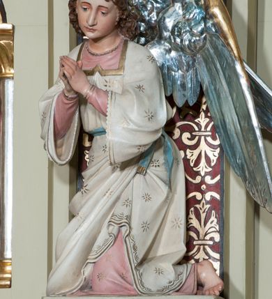 Zdjęcie nr 23: Nastawa ołtarzowa jednokondygnacyjna ze zwieńczeniem, trójosiowa, na cokole. Mensa prostopadłościenna, murowana, w drewnianej obudowie, z kamiennym blatem. Antepedium podzielone na trzy pola, wydzielone czterema kolumienkami. Zewnętrzne płyciny w formie leżącego prostokąta, z płaskorzeźbionymi przedstawieniami po lewej stronie ofiara Melchizedeka, po prawej ofiara Abrahama. W polu środkowym płycina w formie kwadratu, z stylizowanym maswerkowaniem i równoramiennym krzyżem pośrodku oraz rozetami w narożach. Na mensie tabernakulum na wysokiej, prostopadłościennej podstawie, w której znajdują się drzwiczki dekorowane hostią w glorii, flankowane pilastrami z dekoracją  ornamentem arabeskowym. Na osi tron wystawienia w formie niszy ujęty parą smukłych kolumienek podtrzymujących szerokie belkowanie przechodzące nad niszą w łuk. Gzyms wieńczy ornament roślinny, na środku na cokole postać baranka w glorii na księdze z siedmioma pieczęciami. Predella podzielona na trzy pola z występującymi do przodu dwiema niszami z figurami klęczących aniołów. W polach zewnętrznych trzy arkadki z płaskorzeźbionymi przedstawieniami świętych. W polu środkowym tabernakulum flankowane przed dwie arkadki z przedstawieniami świętych. Pierwsza kondygnacja utworzona z trzech arkad wydzielonych kolumnami, oś środkowa wyższa od bocznych. W polu środkowym obraz z przedstawieniem Najświętszego Serca Jezusa, w profilowanej ramie; archiwolta ujęta kolumienkami. Całość zamknięta silnie wysuniętym gzymsem o fantazyjnej linii. W osiach bocznych aedicule z posągami św. Piotra i św. Pawła, zwieńczone daszkiem z latarniami. Kondygnacja flankowana wielobocznymi wspornikami z figurami aniołów. Zwieńczenie w formie aediculi ujętej kolumienkami we wnękach oraz otwartymi półarkadami. Całość zamknięta gzymsem o fantazyjnej linii oraz krzyżem. W niszy figura Matki Boskiej z Dzieciątkiem. Cokoły zdobione płycinami z malowaną i złoconą dekoracja roślinną. Rama obrazu w polu środkowym dekorowana ornamentem roślinno-geometrycznym; archiwolta ornamentem roślinnym w formie liści. Powyżej płycina w kształcie łuku odcinkowego z rzeźbionym ornamentem roślinnym. Archiwolty arkad na osiach bocznych dekorowane ornamentem geometrycznym i stylizowanymi żabkami, w przyłuczach rozety; latarnie zdobione ornamentem roślinnym i stylizowanymi żabkami. Struktura polichromowana w kolorze kości słoniowej i szarym; płyciny i profilowania w kolorze czerwonym oraz zielonym, elementy dekoracyjne złocone.