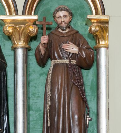 Zdjęcie nr 27: Nastawa ołtarzowa jednokondygnacyjna ze zwieńczeniem, trójosiowa, na cokole. Mensa prostopadłościenna, murowana, w drewnianej obudowie, z kamiennym blatem. Antepedium podzielone na trzy pola, wydzielone czterema kolumienkami. Zewnętrzne płyciny w formie leżącego prostokąta, z płaskorzeźbionymi przedstawieniami po lewej stronie ofiara Melchizedeka, po prawej ofiara Abrahama. W polu środkowym płycina w formie kwadratu, z stylizowanym maswerkowaniem i równoramiennym krzyżem pośrodku oraz rozetami w narożach. Na mensie tabernakulum na wysokiej, prostopadłościennej podstawie, w której znajdują się drzwiczki dekorowane hostią w glorii, flankowane pilastrami z dekoracją  ornamentem arabeskowym. Na osi tron wystawienia w formie niszy ujęty parą smukłych kolumienek podtrzymujących szerokie belkowanie przechodzące nad niszą w łuk. Gzyms wieńczy ornament roślinny, na środku na cokole postać baranka w glorii na księdze z siedmioma pieczęciami. Predella podzielona na trzy pola z występującymi do przodu dwiema niszami z figurami klęczących aniołów. W polach zewnętrznych trzy arkadki z płaskorzeźbionymi przedstawieniami świętych. W polu środkowym tabernakulum flankowane przed dwie arkadki z przedstawieniami świętych. Pierwsza kondygnacja utworzona z trzech arkad wydzielonych kolumnami, oś środkowa wyższa od bocznych. W polu środkowym obraz z przedstawieniem Najświętszego Serca Jezusa, w profilowanej ramie; archiwolta ujęta kolumienkami. Całość zamknięta silnie wysuniętym gzymsem o fantazyjnej linii. W osiach bocznych aedicule z posągami św. Piotra i św. Pawła, zwieńczone daszkiem z latarniami. Kondygnacja flankowana wielobocznymi wspornikami z figurami aniołów. Zwieńczenie w formie aediculi ujętej kolumienkami we wnękach oraz otwartymi półarkadami. Całość zamknięta gzymsem o fantazyjnej linii oraz krzyżem. W niszy figura Matki Boskiej z Dzieciątkiem. Cokoły zdobione płycinami z malowaną i złoconą dekoracja roślinną. Rama obrazu w polu środkowym dekorowana ornamentem roślinno-geometrycznym; archiwolta ornamentem roślinnym w formie liści. Powyżej płycina w kształcie łuku odcinkowego z rzeźbionym ornamentem roślinnym. Archiwolty arkad na osiach bocznych dekorowane ornamentem geometrycznym i stylizowanymi żabkami, w przyłuczach rozety; latarnie zdobione ornamentem roślinnym i stylizowanymi żabkami. Struktura polichromowana w kolorze kości słoniowej i szarym; płyciny i profilowania w kolorze czerwonym oraz zielonym, elementy dekoracyjne złocone.