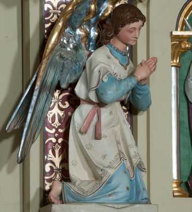 Zdjęcie nr 20: Nastawa ołtarzowa jednokondygnacyjna ze zwieńczeniem, trójosiowa, na cokole. Mensa prostopadłościenna, murowana, w drewnianej obudowie, z kamiennym blatem. Antepedium podzielone na trzy pola, wydzielone czterema kolumienkami. Zewnętrzne płyciny w formie leżącego prostokąta, z płaskorzeźbionymi przedstawieniami po lewej stronie ofiara Melchizedeka, po prawej ofiara Abrahama. W polu środkowym płycina w formie kwadratu, z stylizowanym maswerkowaniem i równoramiennym krzyżem pośrodku oraz rozetami w narożach. Na mensie tabernakulum na wysokiej, prostopadłościennej podstawie, w której znajdują się drzwiczki dekorowane hostią w glorii, flankowane pilastrami z dekoracją  ornamentem arabeskowym. Na osi tron wystawienia w formie niszy ujęty parą smukłych kolumienek podtrzymujących szerokie belkowanie przechodzące nad niszą w łuk. Gzyms wieńczy ornament roślinny, na środku na cokole postać baranka w glorii na księdze z siedmioma pieczęciami. Predella podzielona na trzy pola z występującymi do przodu dwiema niszami z figurami klęczących aniołów. W polach zewnętrznych trzy arkadki z płaskorzeźbionymi przedstawieniami świętych. W polu środkowym tabernakulum flankowane przed dwie arkadki z przedstawieniami świętych. Pierwsza kondygnacja utworzona z trzech arkad wydzielonych kolumnami, oś środkowa wyższa od bocznych. W polu środkowym obraz z przedstawieniem Najświętszego Serca Jezusa, w profilowanej ramie; archiwolta ujęta kolumienkami. Całość zamknięta silnie wysuniętym gzymsem o fantazyjnej linii. W osiach bocznych aedicule z posągami św. Piotra i św. Pawła, zwieńczone daszkiem z latarniami. Kondygnacja flankowana wielobocznymi wspornikami z figurami aniołów. Zwieńczenie w formie aediculi ujętej kolumienkami we wnękach oraz otwartymi półarkadami. Całość zamknięta gzymsem o fantazyjnej linii oraz krzyżem. W niszy figura Matki Boskiej z Dzieciątkiem. Cokoły zdobione płycinami z malowaną i złoconą dekoracja roślinną. Rama obrazu w polu środkowym dekorowana ornamentem roślinno-geometrycznym; archiwolta ornamentem roślinnym w formie liści. Powyżej płycina w kształcie łuku odcinkowego z rzeźbionym ornamentem roślinnym. Archiwolty arkad na osiach bocznych dekorowane ornamentem geometrycznym i stylizowanymi żabkami, w przyłuczach rozety; latarnie zdobione ornamentem roślinnym i stylizowanymi żabkami. Struktura polichromowana w kolorze kości słoniowej i szarym; płyciny i profilowania w kolorze czerwonym oraz zielonym, elementy dekoracyjne złocone.