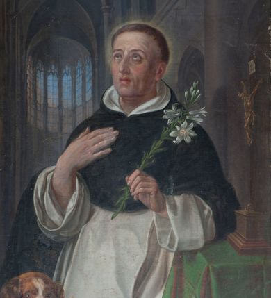 Zdjęcie nr 1: Obraz w kształcie stojącego prostokąta w profilowanej ramie. Święty Dominik ukazany na tle wnętrza gotyckiego kościoła, w półpostaci, z prawą ręką złożoną na piersi, trzymający kwiat lilii w lewej. Święty spogląda w górę, ma prostokątną twarz, okrągłe oczy, lekko rozchylone usta i rumieńce, wokół głowy delikatny, rozświetlający przestrzeń nimb. Jest ubrany w biały habit i czarny płaszcz, lewy łokieć opiera na przykrytym zieloną tkaniną blacie, na którym ustawiono krucyfiks. W lewym dolnym rogu obrazu widoczna głowa psa z zapaloną pochodnią w pysku. W tle wnętrze gotyckiej świątyni z widocznym przeszklonym prezbiterium. Postać św. Dominika kontrastuje z ciemnym tłem.