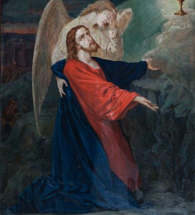 Zdjęcie nr 1: Obraz w kształcie stojącego prostokąta, ujęty prostą, drewnianą ramą. W centrum kompozycji klęczy Chrystus, który rozkłada ręce przed sobą i wznosi wzrok do nieba. Ma pociągłą twarz, duże, szeroko otwarte oczy, wąski nos i nieznacznie rozchylone usta. Krótka broda dzieli się w dwa pukle, falowane, jasnobrązowe włosy spływają mu na plecy. Jest ubrany w czerwoną suknię i niebieski płaszcz, który owija się wokół lewej ręki, jest na plecach przytrzymywany przez anioła i spływa na ziemię, układając się w krótkie, twardo łamane fałdy. Anioł stoi za Chrystusem i twarz zakrywa lewą dłonią, jakby nie chciał patrzeć na to, co się dzieje. Jest ubrany w długą, białą suknię, skrzydła ma złożone, sięgające kolan. Przed nimi na obłokach i w promieniach światła unosi się złoty kielich, którego czara jest otoczona koroną cierniową a z wnętrza wyłania się krzyż. Na drugim planie, z lewej strony kompozycji trzech mężczyzn siedzi za skałą, na kolejnym planie ludzie stoją na tle bramy. Scena rozgrywa się wśród skał, na tle widocznych na horyzoncie wzniesień, poniżej ciemnego nieba i widocznych nad horyzontem ostatnich promieni zachodzącego słońca. 