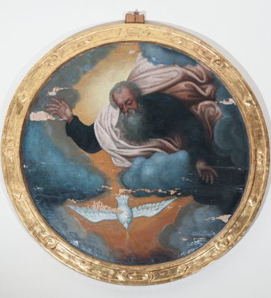 Zdjęcie nr 1: Tondo z przedstawieniem Boga Ojca i gołębicy Ducha Świętego w ramie dekorowanej płycinami z imitacją dekoracji kaboszonami, rautami i rozetami. W centrum kompozycji Bóg Ojciec, ukazany w półpostaci, wyłaniający się z chmur, spoglądający w dół, z prawą ręką uniesioną, a lewą odwiedzioną do boku. Ma podłużną twarz o wyrazistych rysach, wysokie czoło, wąski nos oraz siwe, kręcone włosy i długą, siwą brodę. Jest ubrany w granatową tunikę oraz jasnoróżowy płaszcz, który przechodzi na skos przez pierś i wywija się za jego plecami w fantazyjne fałdy. Poniżej postaci biała gołębica o rozłożonych skrzydłach zwrócona głową w dół. Z dzioba odchodzi jej wiązka jasnych promieni. Tło tworzą skłębione, ciemnoniebieskie obłoki rozdzielające się na środku, ukazując żółte niebo. 