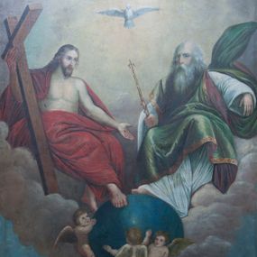 Zdjęcie nr 1: Obraz w formie stojącego prostokąta z przedstawieniem Trójcy Świętej tronującej wśród obłoków ze stopami opartymi na globie, wokół którego unoszą się trzy putta. Po lewej stronie kompozycji siedzi Chrystus zwrócony w trzech czwartych w lewo, prawą ręką przytrzymuje krzyż, lewą wyciąga przed siebie, a prawą stopę opiera na globie. Twarz ma pociągłą, o szeroko otwartych oczach i prostym nosie, okoloną jasną, gęstą brodą i jasnobrązowymi włosami opadającymi na plecy. Jezus jest ubrany w czerwony płaszcz, okrywający ramiona, biodra i nogi, lecz odsłaniający tors. Na jego ciele widoczne są ślady męki – przebity bok oraz rany po gwoździach. Po prawej stronie kompozycji siedzi Bóg Ojciec zwrócony w trzech czwartych w prawo, z prawą stopą opartą na globie. W prawej ręce opartej na kolanie trzyma berło, lewą ma ugiętą i uniesioną. Twarz ma pociągłą z wysokim czołem, o starczych rysach, dużych oczach i wąskim nosie, okoloną długą siwą brodą opadającą na pierś oraz siwymi włosami sięgającymi ramion. Jest ubrany w długą, białą tunikę oraz zielony płaszcz spięty na lewym ramieniu, o fioletowej podszewce i złoconej lamówce. Pomiędzy postaciami, u góry widoczna jest gołębica Ducha Świętego unosząca się na tle rozświetlonego nieba. Scena rozgrywa się na tle szaro-różowych, skłębionych obłoków, w górnej części obrazu  niebo jaśnieje. Obraz w profilowanej, złoconej ramie.