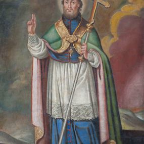 Zdjęcie nr 1: Wizerunek św. Wojciecha na obrazie w kształcie stojącego prostokąta w prostej, profilowanej ramie. Święty przedstawiony całopostaciowo, zwrócony delikatnie w prawą stronę. Ma pociągłą twarz o jasnej karnacji, wąski nos, małe, pełne usta i ciemne, wyraziste oczy. Twarz ma okoloną jasnobrązowymi włosami i krótką brodą; wokół głowy świetlisty nimb. Święty prawą rękę unosi w geście błogosławieństwa, w lewej trzyma podwójny krzyż misyjny. Święty Wojciech został przedstawiony w stroju pontyfikalnym złożonym z ciemnoniebieskiej, długiej sutanny, komży wykończonej u dołu szerokim pasem koronki, almucji w kolorze sutanny i spiętej na piersi zielonej kapy dekorowanej szeroką, złotą bordiurą i podbitej czerwienią. Spod sutanny widać czubki niebieskich butów ze złotymi krzyżami. U stóp świętego, z przodu kompozycji przedstawiono fragment wiosła, a w tle pagórkowaty krajobraz i skłębione fioletowo-niebiesko-żółte obłoki.  