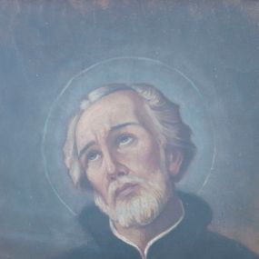 Zdjęcie nr 1: Obraz z wizerunkiem  św. Andrzeja Boboli w prostokątnej, prostej, drewnianej ramie. Przedstawienie stanowi ujęcie świętego w półpostaci, z głową przechyloną na prawo i wzrokiem skierowanym do góry. Bobola ma prostokątną twarz, uniesione brwi, wąski nos i wyraźnie zaznaczone, zamknięte usta; twarz okala siwa broda, krótkie włosy są zaczesane na boki i do tyłu. Pod szyją widać kawałek czarnej, rozciętej sutanny nałożonej na białą koszulę. Tło jest ciemne, rozjaśnione za otoczoną nimbem głową świętego i bardziej brązowe w dolnej części. 