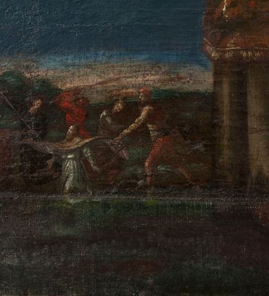 Zdjęcie nr 4: Obraz z przedstawieniem św. Wojciecha w kształcie stojącego prostokąta w prostej, profilowanej ramie. Święty ukazany całopostaciowo, frontalnie. Ma pociągłą twarz o jasnej karnacji, niewielki nos, małe, pełne usta i ciemne, wyraziste oczy. Twarz ma okoloną ciemnobrązowymi włosami i brodą sięgającą dekoltu. Święty Wojciech został przedstawiony w stroju pontyfikalnym złożonym z ciemnozielonej, długiej sutanny, komży wykończonej pod szyją koronką, złotej kapy dekorowanej wzorem floralnym i szeroką bordiurą z naszytymi perłami i kamieniami oraz podbitej purpurą. Na kapę nałożony ma paliusz, a na głowie złotą infułę. Święty w lewej ręce trzyma podwójny krzyż misyjny, w prawej liść palmowy z pozwijanymi końcami. Z lewej strony kompozycji u dołu wielopostaciowa scena męczeństwa świętego, reszta tła jednolita – ciemnoniebieska. Obraz utrzymany w ciemnej kolorystyce, rysunek wyrazisty.