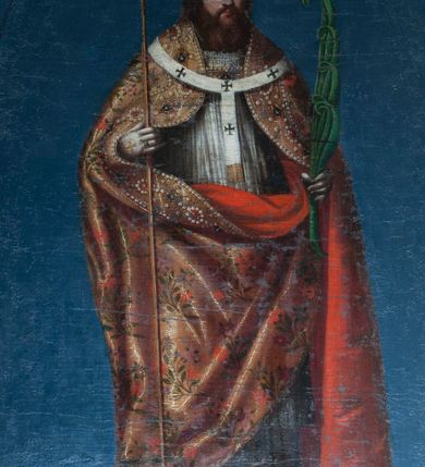 Zdjęcie nr 2: Obraz z przedstawieniem św. Wojciecha w kształcie stojącego prostokąta w prostej, profilowanej ramie. Święty ukazany całopostaciowo, frontalnie. Ma pociągłą twarz o jasnej karnacji, niewielki nos, małe, pełne usta i ciemne, wyraziste oczy. Twarz ma okoloną ciemnobrązowymi włosami i brodą sięgającą dekoltu. Święty Wojciech został przedstawiony w stroju pontyfikalnym złożonym z ciemnozielonej, długiej sutanny, komży wykończonej pod szyją koronką, złotej kapy dekorowanej wzorem floralnym i szeroką bordiurą z naszytymi perłami i kamieniami oraz podbitej purpurą. Na kapę nałożony ma paliusz, a na głowie złotą infułę. Święty w lewej ręce trzyma podwójny krzyż misyjny, w prawej liść palmowy z pozwijanymi końcami. Z lewej strony kompozycji u dołu wielopostaciowa scena męczeństwa świętego, reszta tła jednolita – ciemnoniebieska. Obraz utrzymany w ciemnej kolorystyce, rysunek wyrazisty.