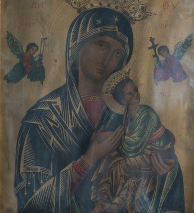 Zdjęcie nr 1: Obraz w kształcie stojącego prostokąta z przedstawieniem Matki Boskiej Nieustającej Pomocy. Maria ukazana w półpostaci, frontalnie, z Dzieciątkiem na lewym ręku. Jezus widoczny z prawego profilu, z głową odwróconą do tyłu, oburącz ujmuje dłoń Marii. Owalne twarze postaci charakteryzują linearnie opracowane rysy, z długimi, wąskimi nosami oraz drobnymi ustami. Oczy Marii mają migdałowy kształt, wzrok skierowany jest na wprost. Matka Boska ubrana jest w czerwoną suknię z długimi rękawami ze złotymi obszyciami oraz zielony płaszcz nałożony na głowę. Dzieciątko ubrane jest w zieloną, przepasaną sukienkę i czerwony płaszcz, z jego stopy zsuwa się sandał. Obie postacie mają na głowach otwarte, zdobione kamieniami szlachetnymi korony oraz nimby. Jezus spogląda w kierunku niewielkiej sylwetki jednego z dwóch aniołów znajdujących się po bokach głowy Marii, trzymających w dłoniach narzędzia męki Pańskiej. Anioł po lewej stronie ma w dłoniach włócznię i gąbkę, ten po prawej krzyż prawosławny. W tle, powyżej aniołów napisy: po lewej stronie „MP” i „ΟΡМ”, a po prawej „ΘΥ” oraz „OΡГ”. Poniżej anioła po prawej stronie „IC-XC”. Tło jednolite, ciemnożółte. Obraz ujęty jest prostokątną, złoconą ramą zdobioną płaskorzeźbieniami.