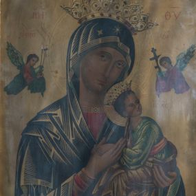Zdjęcie nr 1: Obraz w kształcie stojącego prostokąta z przedstawieniem Matki Boskiej Nieustającej Pomocy. Maria ukazana w półpostaci, frontalnie, z Dzieciątkiem na lewym ręku. Jezus widoczny z prawego profilu, z głową odwróconą do tyłu, oburącz ujmuje dłoń Marii. Owalne twarze postaci charakteryzują linearnie opracowane rysy, z długimi, wąskimi nosami oraz drobnymi ustami. Oczy Marii mają migdałowy kształt, wzrok skierowany jest na wprost. Matka Boska ubrana jest w czerwoną suknię z długimi rękawami ze złotymi obszyciami oraz zielony płaszcz nałożony na głowę. Dzieciątko ubrane jest w zieloną, przepasaną sukienkę i czerwony płaszcz, z jego stopy zsuwa się sandał. Obie postacie mają na głowach otwarte, zdobione kamieniami szlachetnymi korony oraz nimby. Jezus spogląda w kierunku niewielkiej sylwetki jednego z dwóch aniołów znajdujących się po bokach głowy Marii, trzymających w dłoniach narzędzia męki Pańskiej. Anioł po lewej stronie ma w dłoniach włócznię i gąbkę, ten po prawej krzyż prawosławny. W tle, powyżej aniołów napisy: po lewej stronie „MP” i „ΟΡМ”, a po prawej „ΘΥ” oraz „OΡГ”. Poniżej anioła po prawej stronie „IC-XC”. Tło jednolite, ciemnożółte. Obraz ujęty jest prostokątną, złoconą ramą zdobioną płaskorzeźbieniami.