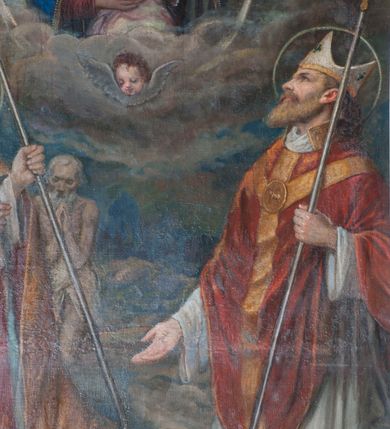 Zdjęcie nr 3: Obraz w kształcie stojącego prostokąta zamkniętego od góry łukiem półkolistym z przedstawieniem Matki Boskiej z Dzieciątkiem tronującej między świętymi. Madonna ukazana frontalnie, w półpostaci, z podtrzymywanym obiema rękami Dzieciątkiem Jezus na kolanach. Ma owalną twarz z podłużnym nosem, drobnymi ustami i dużymi, wyraźnie zaznaczonymi oczami. Dzieciątko spogląda na widza, prawą rękę unosi w geście błogosławieństwa, w lewej trzyma jabłko królewskie. Ma owalną, delikatną twarz z wąskim nosem, małymi ustami i okrągłymi oczami, otoczoną puklami jasnych włosów. Matka Boska jest ubrana w widoczną tylko przy nadgarstkach czerwoną suknię i obszerny, zarzucony na głowę  niebieski płaszcz zdobiony przy brzegu rzędem pereł oraz złotą taśmą. Dzieciątko ubrane w jasnoróżową sukienkę przewiązaną w pasie. Na głowach postaci zamknięte korony zdobione kamieniami szlachetnymi, a wokół uskrzydlone główki anielskie. W dolnej partii obrazu klęczą, spoglądając na Marię z Jezusem św. Stanisław po lewej stronie i św. Wojciech po prawej. Obaj mają nad głowami nimby. Święty Stanisław  w lewej ręce trzyma pastorał, a prawą ma uniesioną na wysokości mostka. Jest ubrany w strój biskupi: infułę, albę, humerał, stułę, na to założoną ma obszerną, złotą kapę, która spięta pod szyją ozdobną fibulą okrywa ramiona i spływa do ziemi, wywijając się obszernymi fałdami. Za nim stoi Piotrowin ukazany jako starszy, modlący się mężczyzna okryty w pasie białą tkaniną. Święty Wojciech prawą rękę wyciąga przed siebie, a w lewej trzyma krzyż misyjny. Jest ubrany w białą albę, czerwoną stułę, której końce są widoczne na wysokości kolan, czerwony ornat o wykroju w szpic dekorowany złotą kolumną. Pod szyją ma biały humerał, na głowie białą infułę zdobioną złotymi paskami i krzyżami greckimi. W tle skłębione obłoki, szaro-niebieskie na wysokości świętych, wyżej gęste, ujmujące od dołu Marię z Dzieciątkiem, w górnej partii przechodzą w brunatne, rozświetlone za plecami tronujących. 