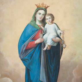 Zdjęcie nr 1: Obraz w kształcie stojącego prostokąta. W centrum kompozycji ukazana Matka Boska w całej postaci, frontalnie, z górną połową ciała nieznacznie skręconą w lewo, stojąca na chmurach. Na lewej ręce trzyma siedzące Dzieciątko, prawą chwyta podawany przez nie szkaplerz. Maria głowę skłania na lewo i patrzy w dal.  Ma owalną, delikatną twarz, duże, migdałowe szeroko otwarte oczy, wąski nos i wąskie usta oraz długie, ciemne, falowane włosy opadające na  plecy. Na głowie ma otwartą koronę. Matka Boska jest ubrana w długą, czerwoną suknię z długimi rękawami oraz niebieski, podbity odcieniem szaroniebieskiego płaszcz zarzucony na plecy, spięty na dekolcie i przytrzymany na wysokości dłoni; na głowie ma zielony welon, stopy bose. Dzieciątko patrzy przed siebie, w obu uniesionych dłoniach trzyma szkaplerze, lewą nogę ma założoną na prawą. Ma owalną twarz o smutnym wyrazie, szeroko otwarte, niebieskie oczy, wąski nos i małe usta. Falowane, krótkie, jasne włosy okalają jego twarz. Jest ubrane w białą długą sukienkę lamowaną pod szyją złotem; stopy bose. Postacie zostały ukazane na tle bladoróżowych obłoków jaśniejących za ich plecami. Szaty zostały ujęte rysunkowo, łamiące się w drobne, równoległe fałdy, tło w sposób malarski. 