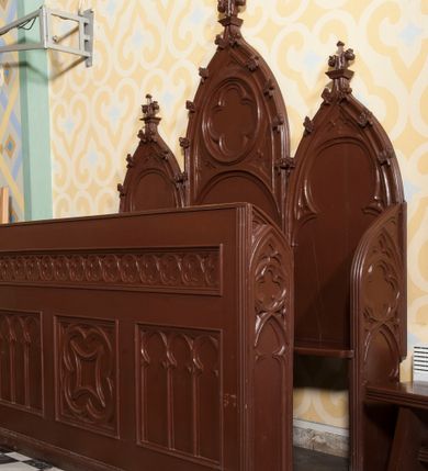 Zdjęcie nr 1: Stalle na rzucie wydłużonego prostokąta, jednorzędowe, trójosiowe. Zaplecek wysoki, trójdzielny, złożony z trzech łuków ostrych, z których środkowy jest najwyższy. Łuki wypełnia ślepe maswerkowanie: w centralnym w formie rozety wypełnionej czworoliściem powyżej arkady, z przyłuczami dekorowanymi trójliśćmi, w bocznych w formie trójliści. Krawędzie łuków są zdobione żabkami, każdy wieńczy kwiaton.  
Siedziska są od przodu poprzedzone ścianką z parapetem, która jest od frontu dekorowana czterema polami. W górnej części w kształcie wąskiego pasa wypełnionego trójliśćmi, w dolnej trzema kwadratowymi polami, z których środkowe wypełnia romb o wklęsłych krawędziach wpisany w czworoliść ujęty w okrąg, a boczne arkadkowanie. Boczne ścianki stalli zdobione motywem czworoliścia wpisanego w okręgi powyżej arkadki. Siedziska nieprzedzielone. Stalla pomalowana na kolor ciemnobrązowy. 
