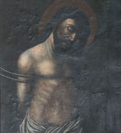 Zdjęcie nr 1: Obraz w kształcie stojącego prostokąta w profilowanym, złoconym obramieniu. Chrystus ukazany w półpostaci, zwrócony nieznacznie w lewo, z rękami złączonymi z tyłu, skrępowany sznurem. Głowę ma pochyloną do przodu i na lewe ramię. Owalna twarz o jasnej karnacji, długim prostym nosie i przymkniętych oczach jest okolona czarnymi opadającymi na kark włosami i krótką, czarną brodą. Wokół głowy promienisty nimb. Wyraźnie zarysowano linię żeber, wokół bioder przewiązane białe, drapowane w wąskie fałdy perizonium. Kolorystyka ciemna, frontalne światło wydobywa z mroku postać umęczonego Chrystusa; głęboki światłocień.