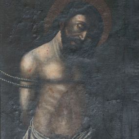 Zdjęcie nr 1: Obraz w kształcie stojącego prostokąta w profilowanym, złoconym obramieniu. Chrystus ukazany w półpostaci, zwrócony nieznacznie w lewo, z rękami złączonymi z tyłu, skrępowany sznurem. Głowę ma pochyloną do przodu i na lewe ramię. Owalna twarz o jasnej karnacji, długim prostym nosie i przymkniętych oczach jest okolona czarnymi opadającymi na kark włosami i krótką, czarną brodą. Wokół głowy promienisty nimb. Wyraźnie zarysowano linię żeber, wokół bioder przewiązane białe, drapowane w wąskie fałdy perizonium. Kolorystyka ciemna, frontalne światło wydobywa z mroku postać umęczonego Chrystusa; głęboki światłocień.