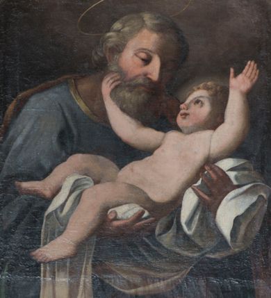 Zdjęcie nr 1: Obraz w kształcie stojącego prostokąta zwieńczonego łukiem nadwieszonym z uskokiem, w profilowanym obramieniu. Niemal całe pole obrazowe wypełnia postać św. Józefa z Dzieciątkiem. Józef został przedstawiony w ujęciu do kolan, zwrócony  w lewo, z głową przechyloną lekko na bok w stronę Dzieciątka, ukazaną  w głębokim światłocieniu, okoloną siwą brodą i skręconymi w pukle siwymi włosami. Nad głową złoty nimb. Jest ubrany w niebieską suknię lamowaną pod szyją złotem i brunatny, podbity zielenią, drapowany płaszcz, który przechodzi przez jego lewy bark i otacza prawe biodro. Oburącz podtrzymuje na jasnych tkaninach nagie, jaśniejące blaskiem Dzieciątko. Twarz małego Jezusa jest  otoczona złotymi puklami. Dzieciątko prawą rączką dotyka brody Józefa, a lewą wznosi ku górze. Tło ciemnobrunatne, nieznacznie rozjaśnione w górnej części, frontalne światło łagodnie wydobywa z mroku postać Józefa i oświetla Dzieciątko.