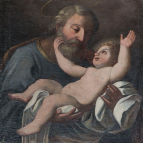 Zdjęcie nr 1: Obraz w kształcie stojącego prostokąta zwieńczonego łukiem nadwieszonym z uskokiem, w profilowanym obramieniu. Niemal całe pole obrazowe wypełnia postać św. Józefa z Dzieciątkiem. Józef został przedstawiony w ujęciu do kolan, zwrócony  w lewo, z głową przechyloną lekko na bok w stronę Dzieciątka, ukazaną  w głębokim światłocieniu, okoloną siwą brodą i skręconymi w pukle siwymi włosami. Nad głową złoty nimb. Jest ubrany w niebieską suknię lamowaną pod szyją złotem i brunatny, podbity zielenią, drapowany płaszcz, który przechodzi przez jego lewy bark i otacza prawe biodro. Oburącz podtrzymuje na jasnych tkaninach nagie, jaśniejące blaskiem Dzieciątko. Twarz małego Jezusa jest  otoczona złotymi puklami. Dzieciątko prawą rączką dotyka brody Józefa, a lewą wznosi ku górze. Tło ciemnobrunatne, nieznacznie rozjaśnione w górnej części, frontalne światło łagodnie wydobywa z mroku postać Józefa i oświetla Dzieciątko.