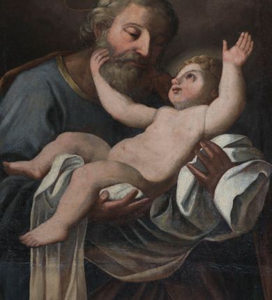 Zdjęcie nr 2: Obraz w kształcie stojącego prostokąta zwieńczonego łukiem nadwieszonym z uskokiem, w profilowanym obramieniu. Niemal całe pole obrazowe wypełnia postać św. Józefa z Dzieciątkiem. Józef został przedstawiony w ujęciu do kolan, zwrócony  w lewo, z głową przechyloną lekko na bok w stronę Dzieciątka, ukazaną  w głębokim światłocieniu, okoloną siwą brodą i skręconymi w pukle siwymi włosami. Nad głową złoty nimb. Jest ubrany w niebieską suknię lamowaną pod szyją złotem i brunatny, podbity zielenią, drapowany płaszcz, który przechodzi przez jego lewy bark i otacza prawe biodro. Oburącz podtrzymuje na jasnych tkaninach nagie, jaśniejące blaskiem Dzieciątko. Twarz małego Jezusa jest  otoczona złotymi puklami. Dzieciątko prawą rączką dotyka brody Józefa, a lewą wznosi ku górze. Tło ciemnobrunatne, nieznacznie rozjaśnione w górnej części, frontalne światło łagodnie wydobywa z mroku postać Józefa i oświetla Dzieciątko.